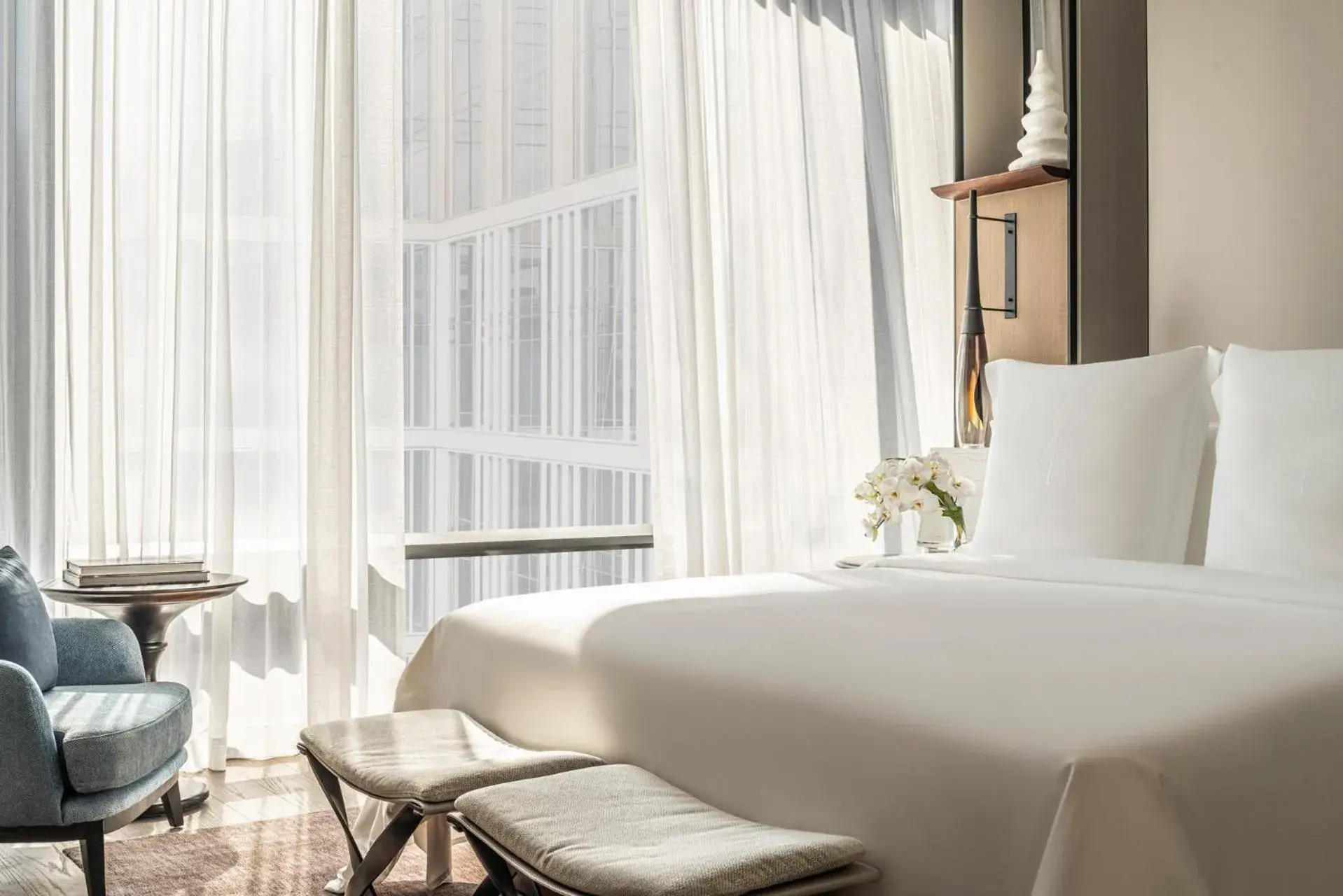 Deluxe Twin Room in Four Seasons Hotel Bangkok at Chao Phraya River Deluxe Twin Room in Four Seasons Hotel Bangkok at Chao Phraya River