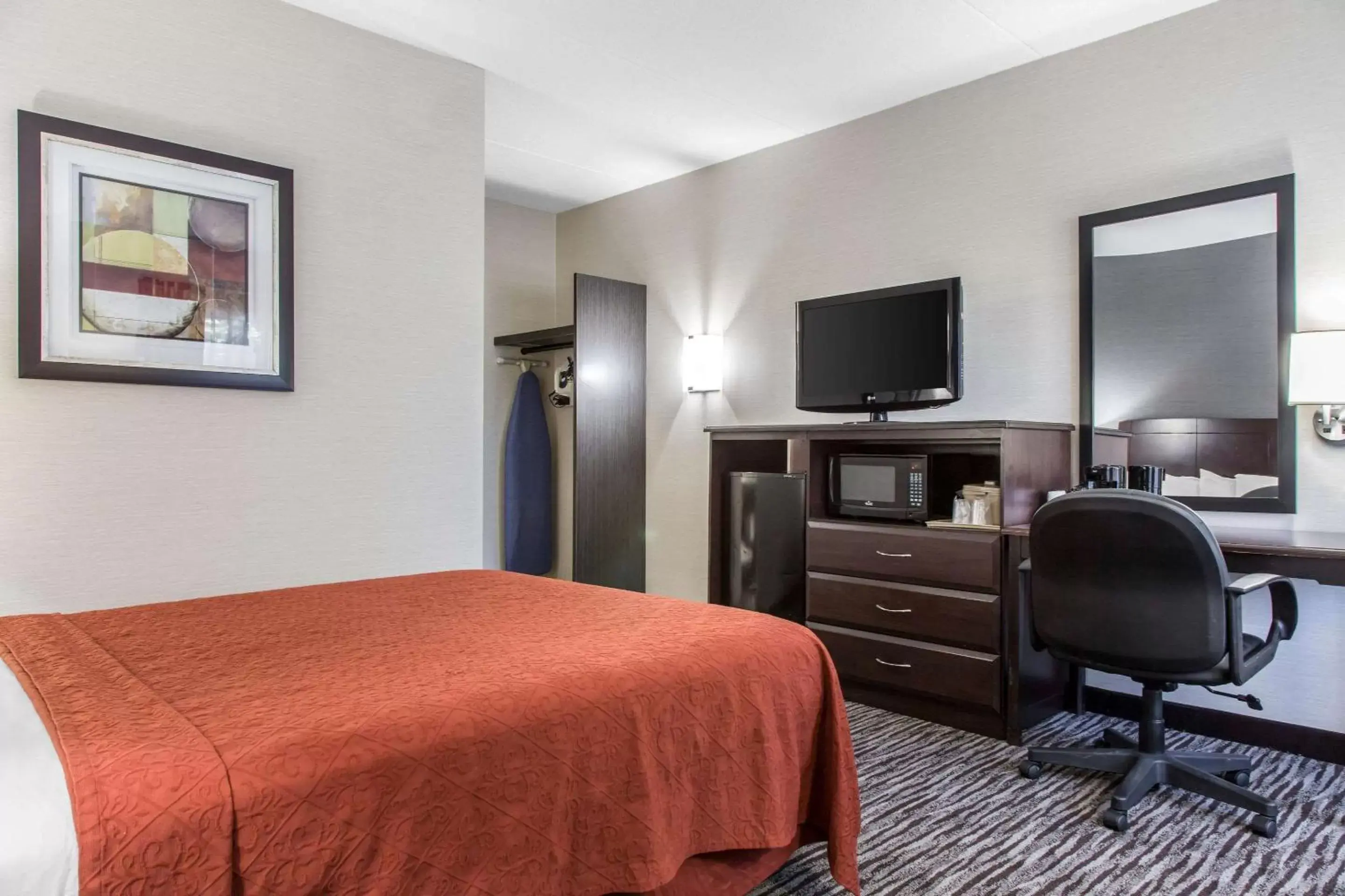 Photo of the whole room, TV/Entertainment Center in Quality Inn & Suites Danbury near University