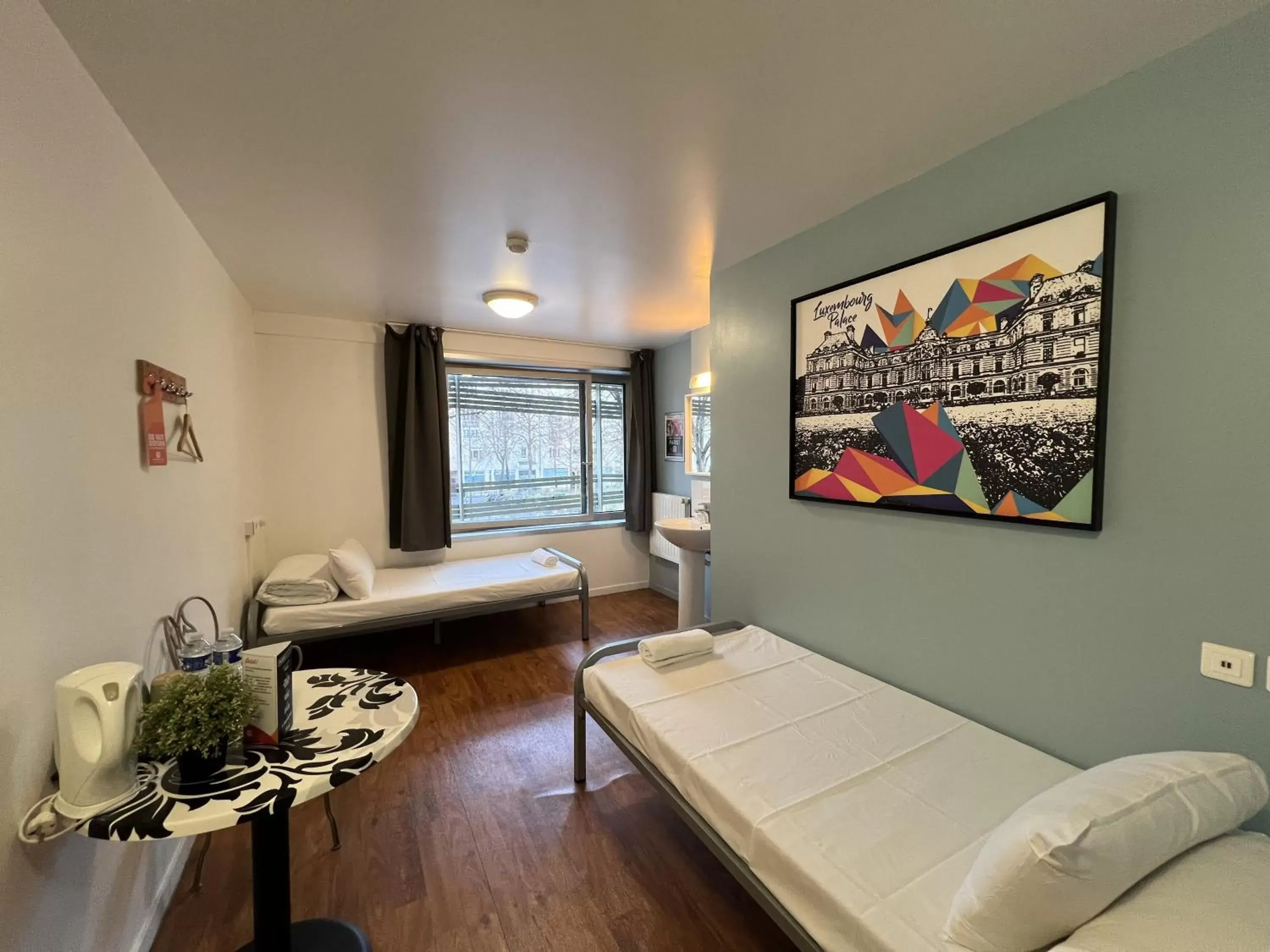 Bed, TV/Entertainment Center in St Christopher's Inn Paris - Canal
