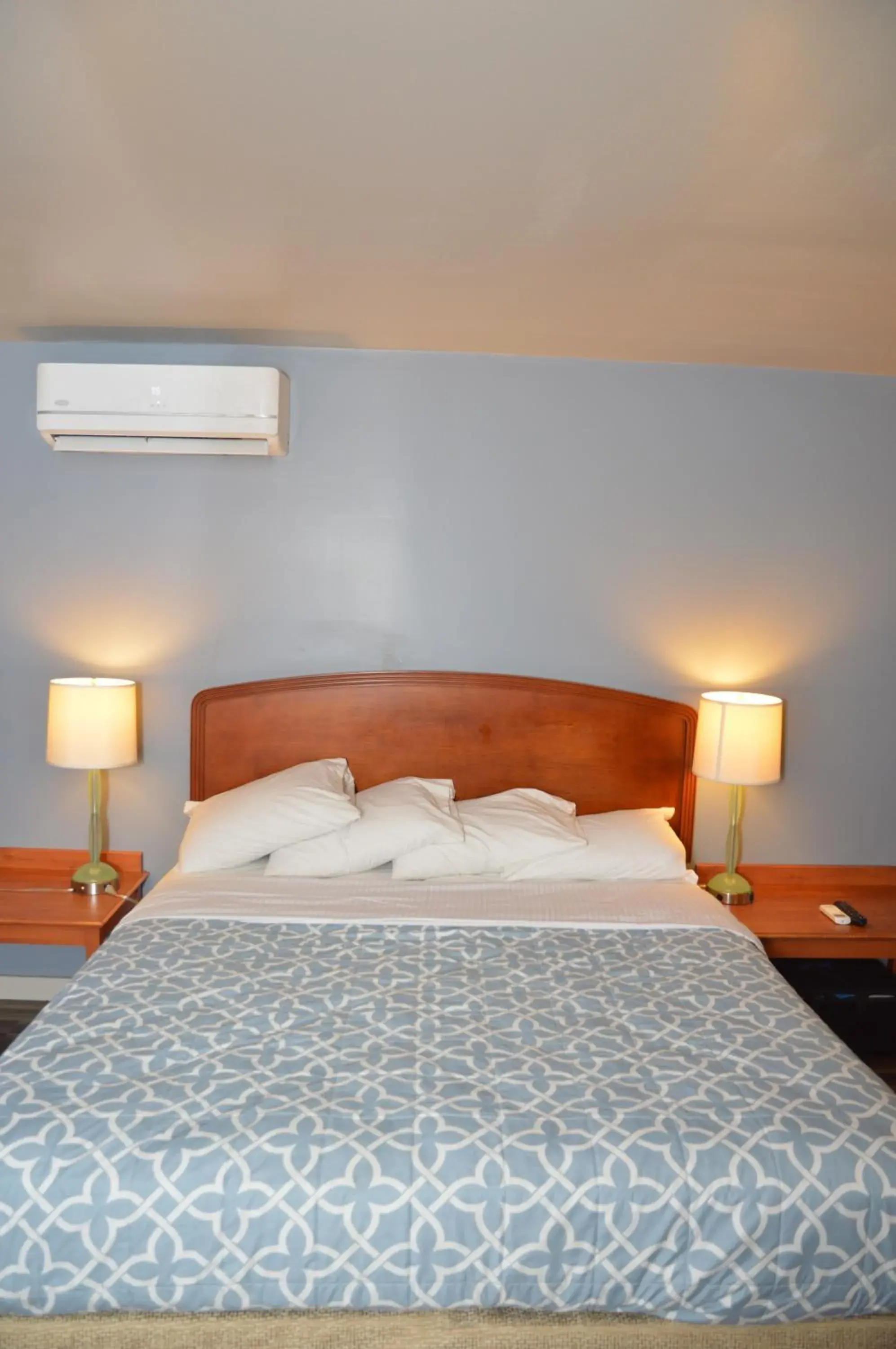 Bed in Glass Slipper Inn - Stanford Palo Alto Bed in Glass Slipper Inn - Stanford Palo Alto