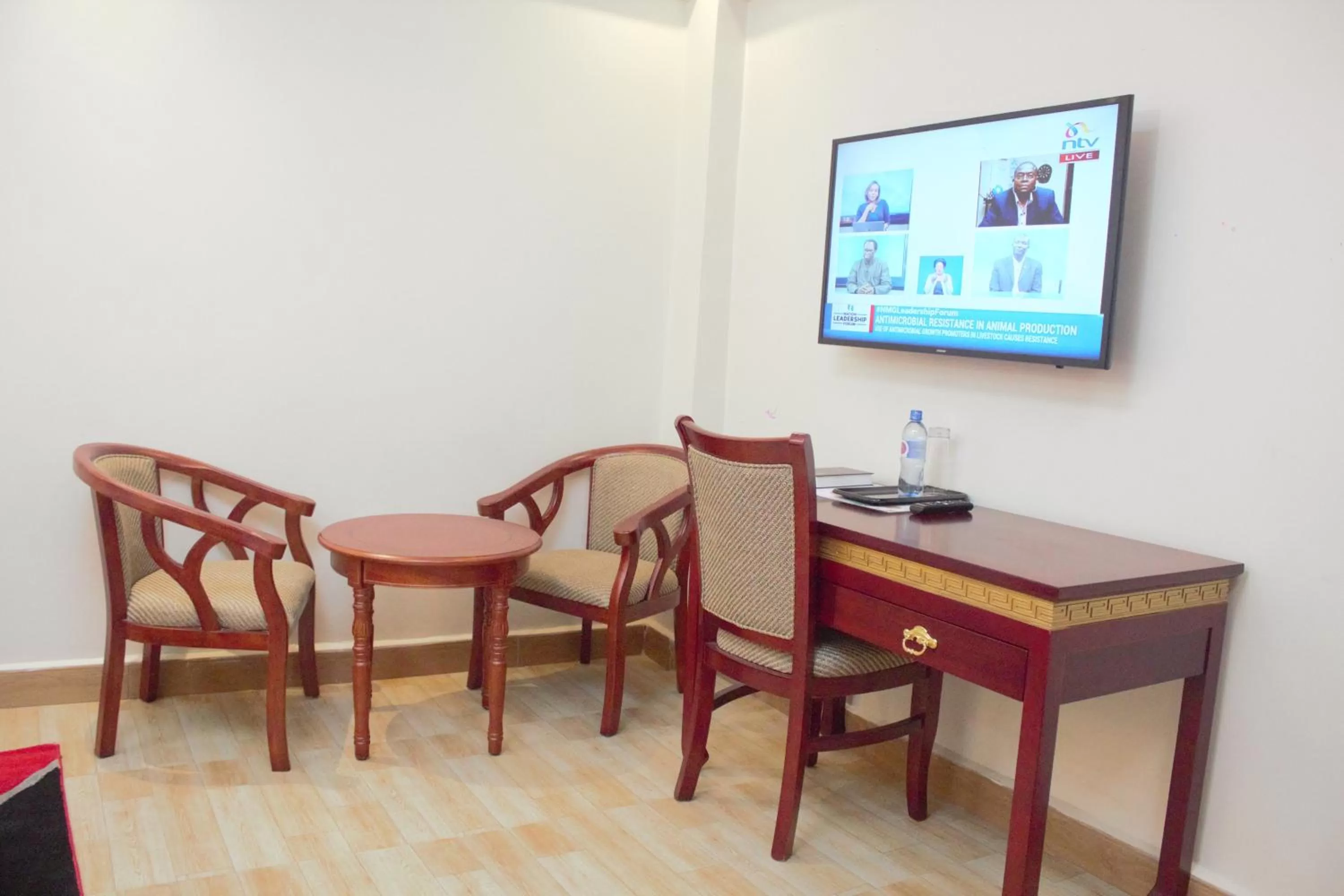 TV and multimedia, TV/Entertainment Center in Vickmark Hotel