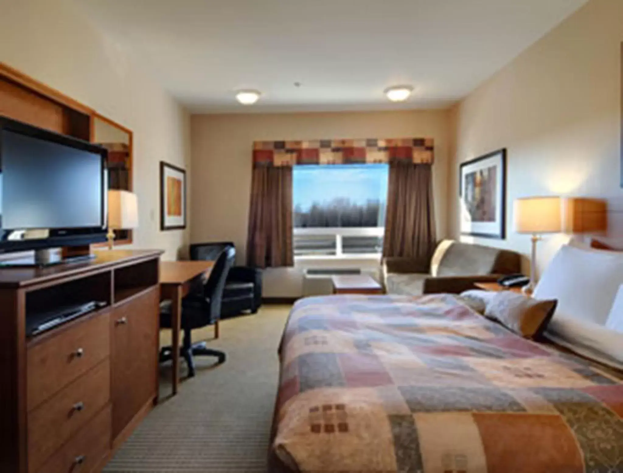 Bed, TV/Entertainment Center in Ramada by Wyndham Weyburn