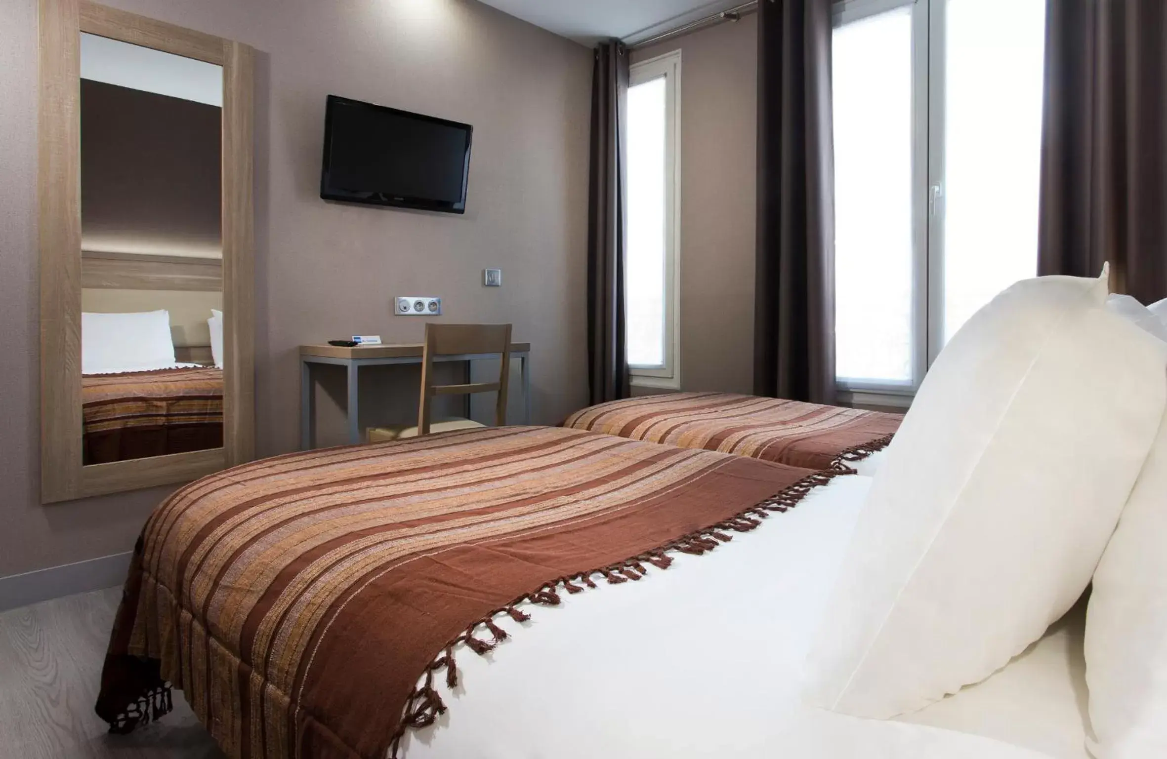 Bed in Hôtel des Pavillons