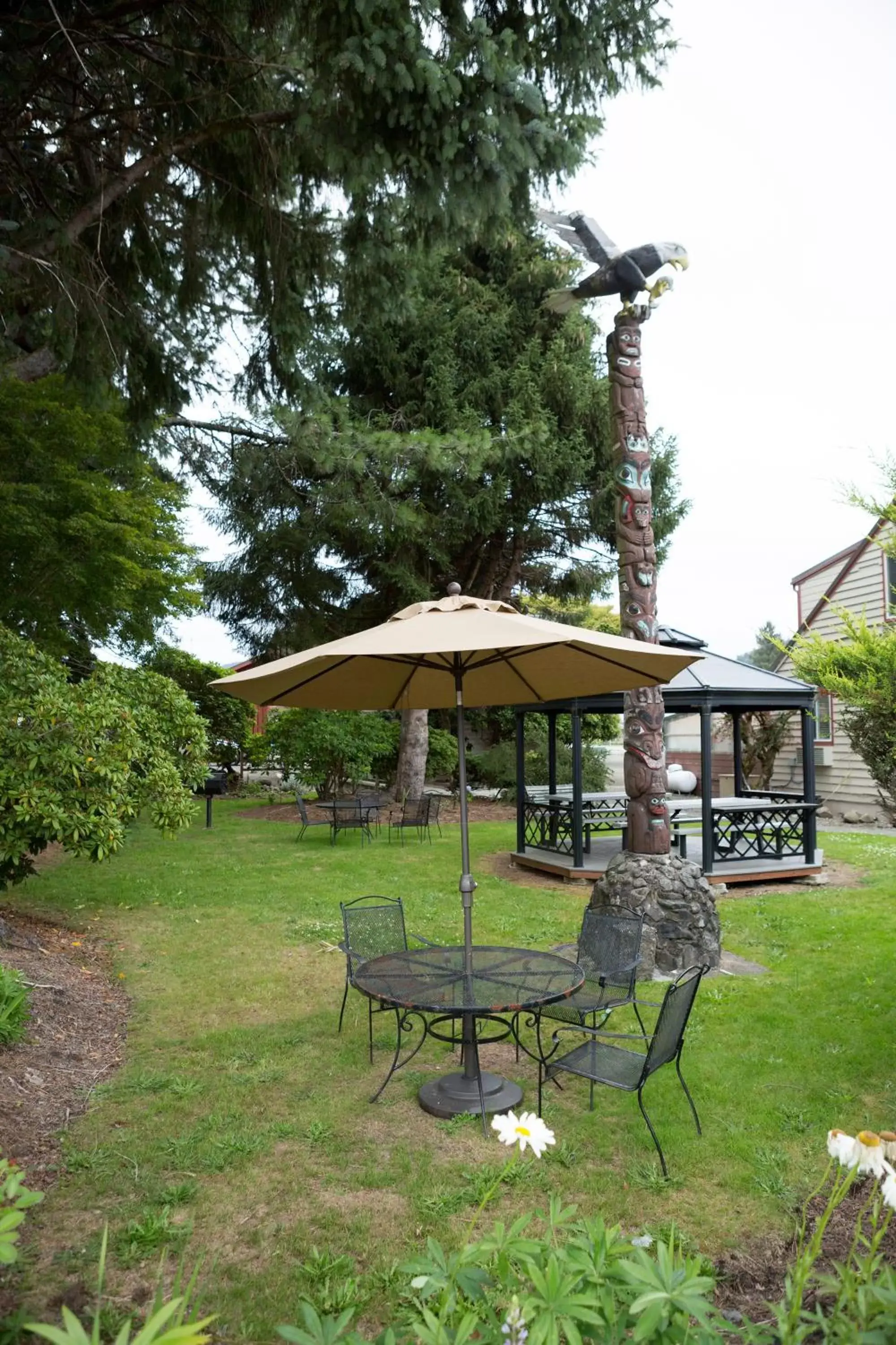 Property building, Garden in Forks Motel