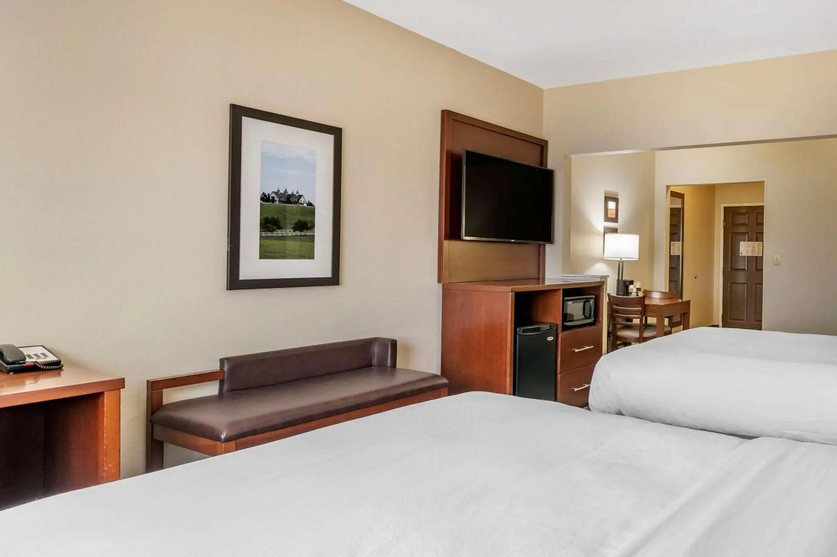 Photo of the whole room, Bed in Comfort Suites Keeneland