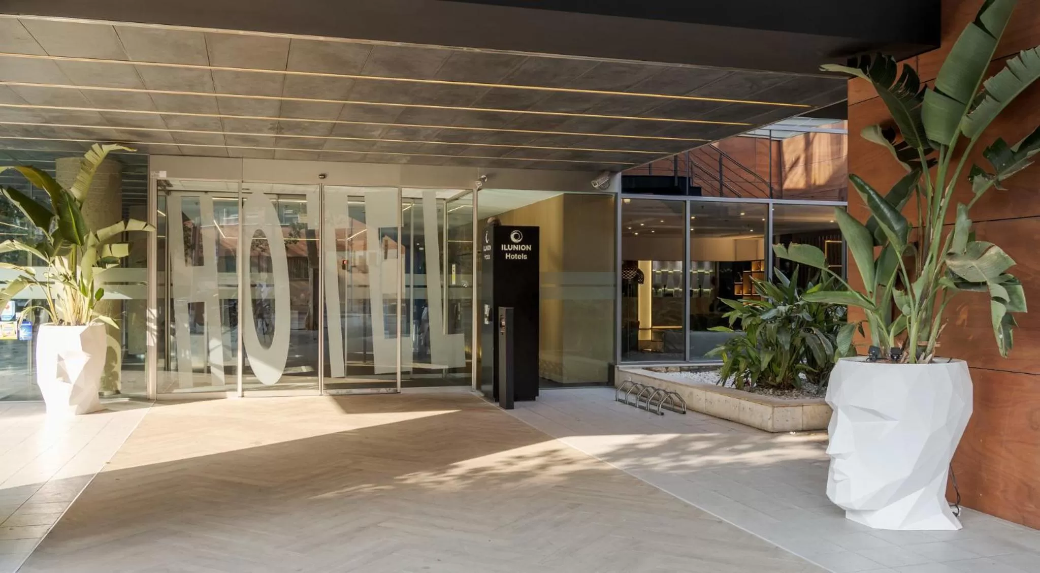 Facade/entrance in Ilunion Barcelona
