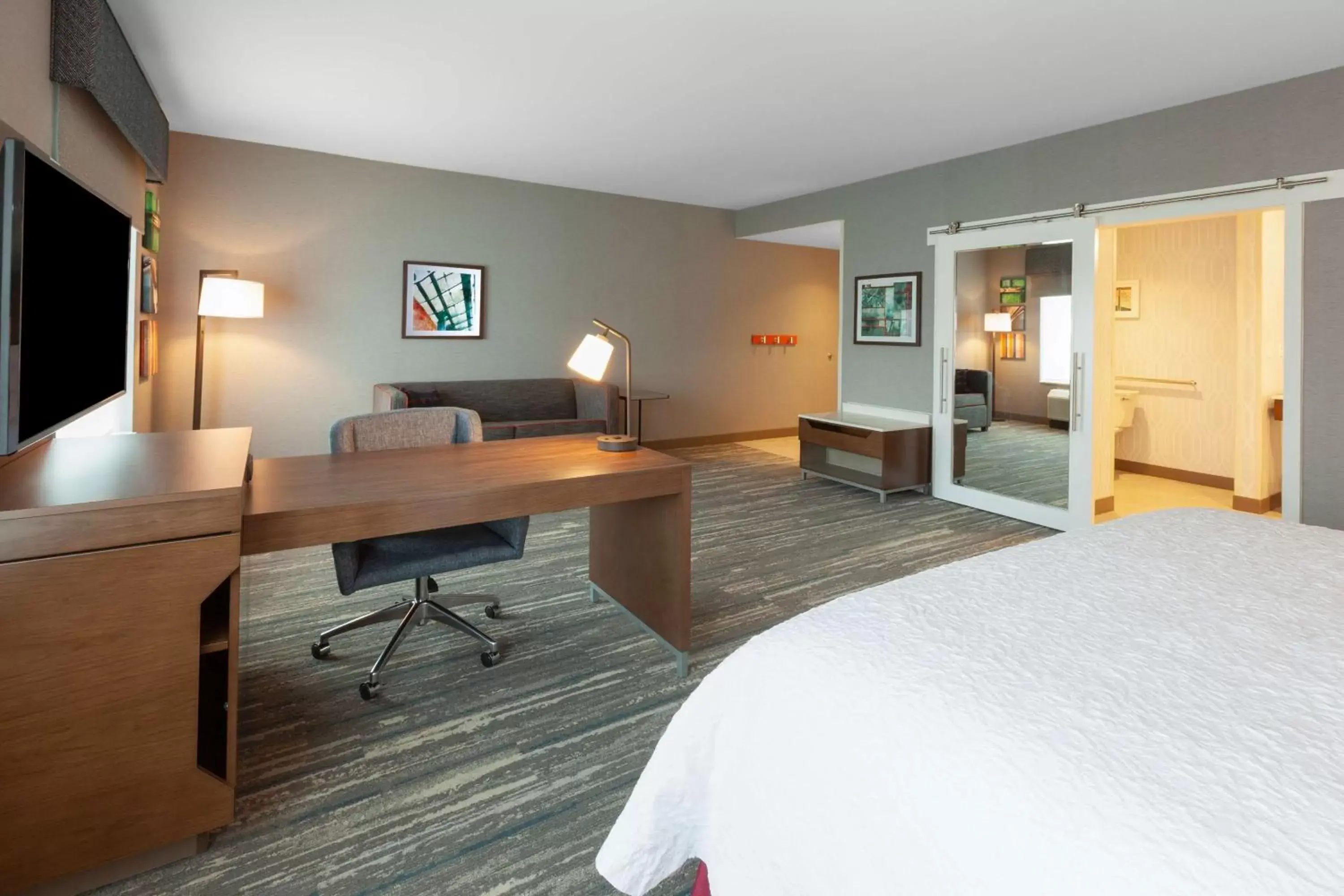 Bedroom, Seating Area in Hampton Inn & Suites Bloomfield Hills Detroit