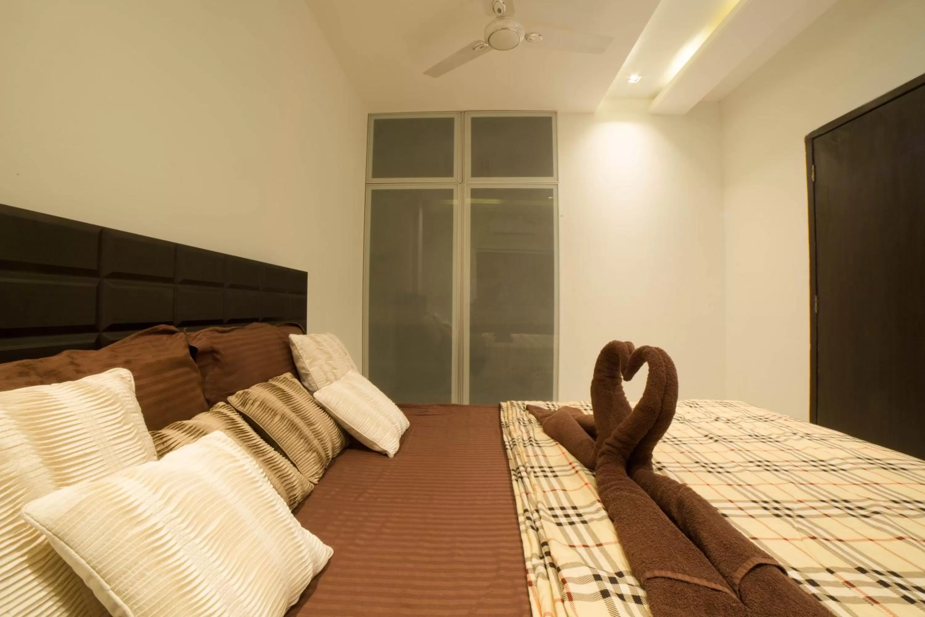 Bedroom, Bed in Acons Palm Beach