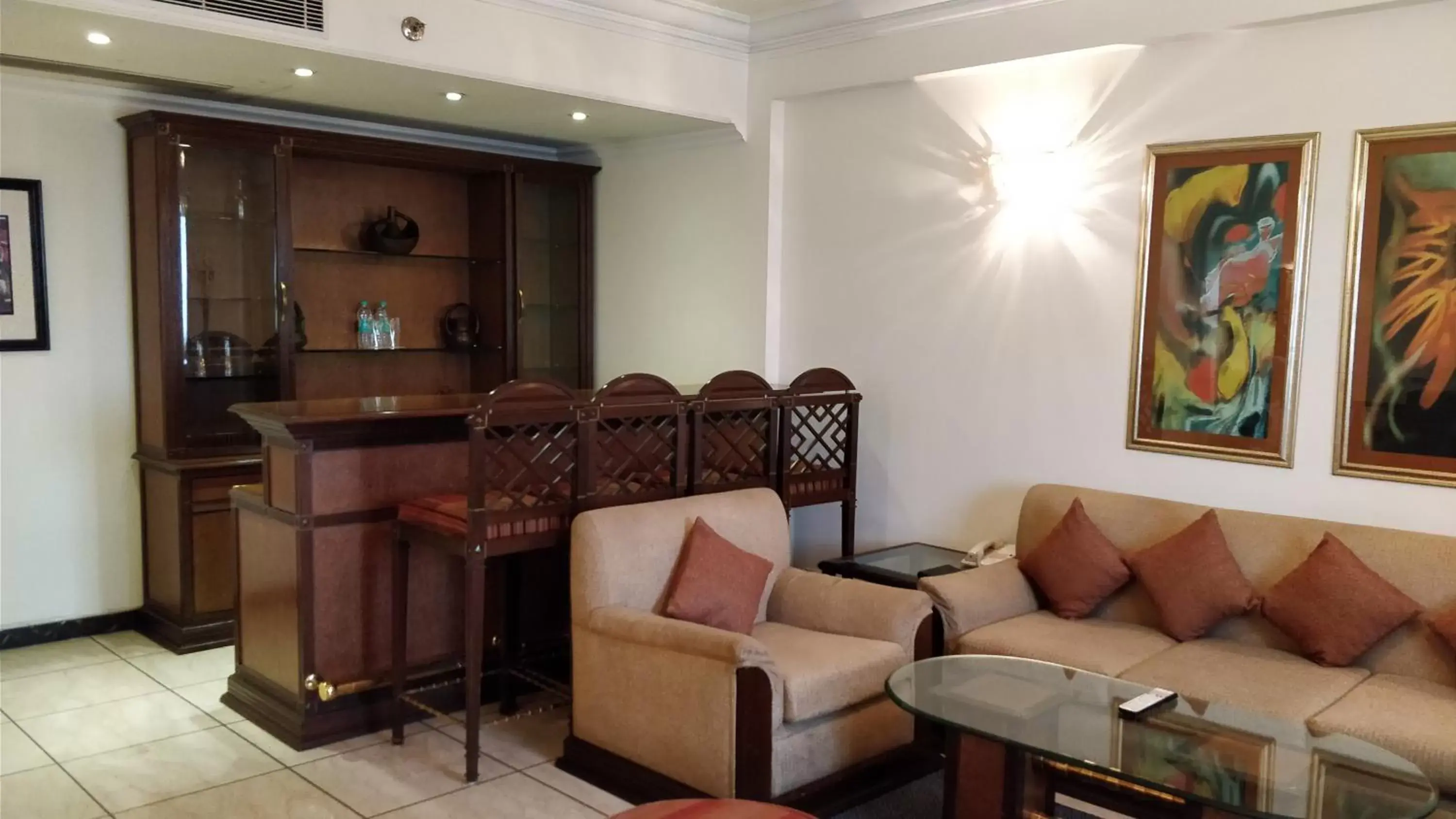 Living room, Seating Area in The Suryaa Hotel New Delhi