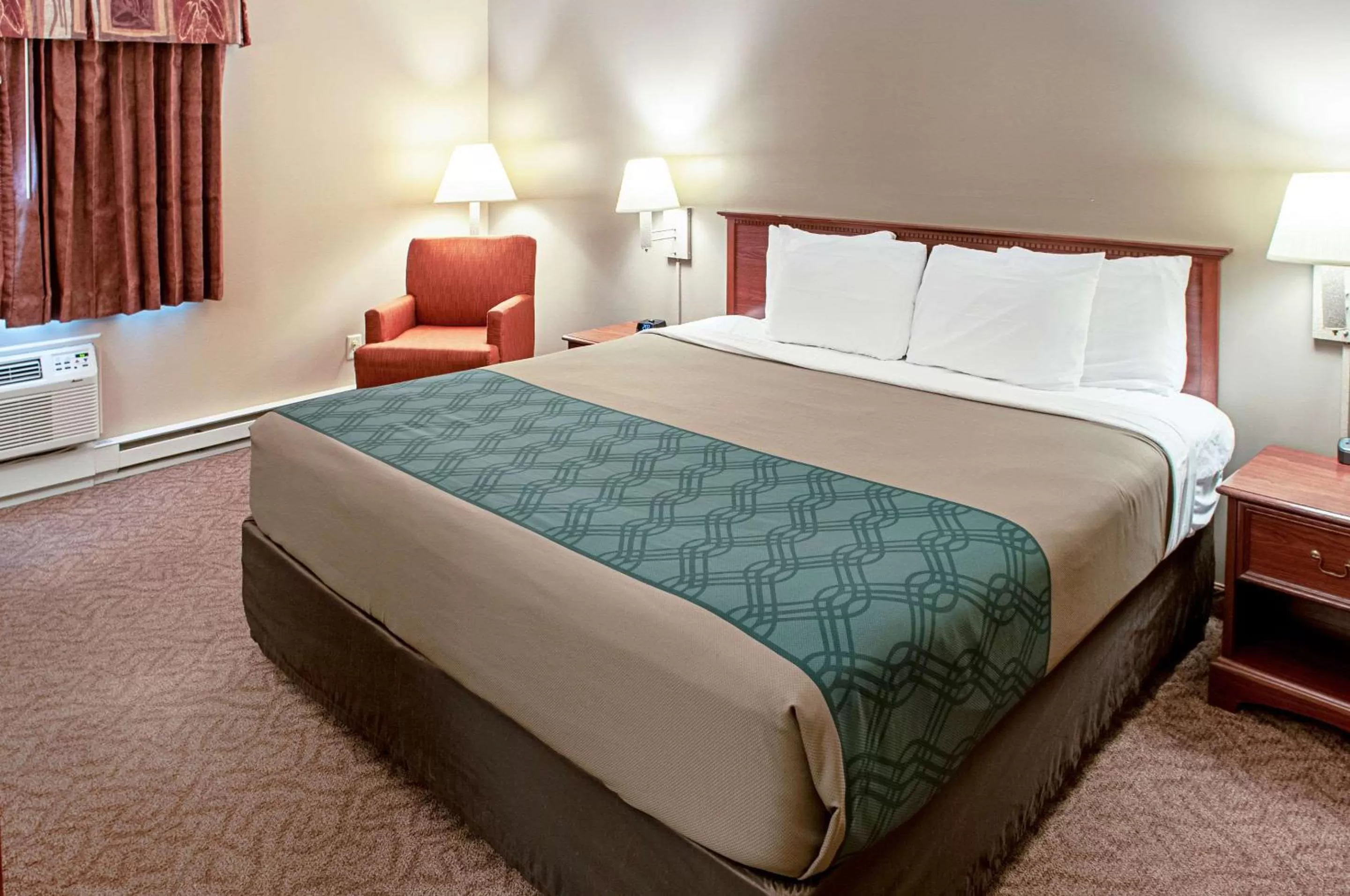 Photo of the whole room, Bed in Econo Lodge Menomonie On The Bay