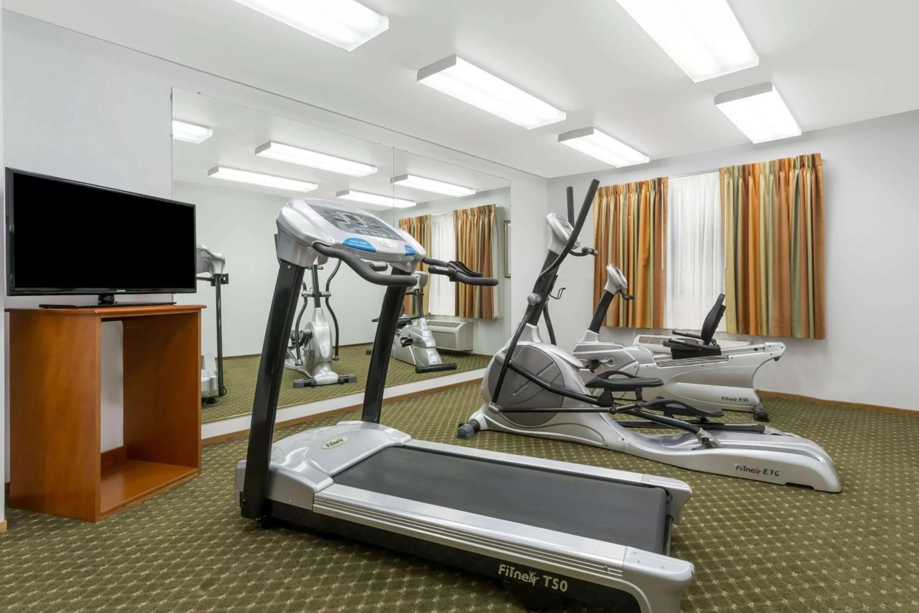 Fitness centre/facilities in Super 8 by Wyndham Cloverdale Wine Country