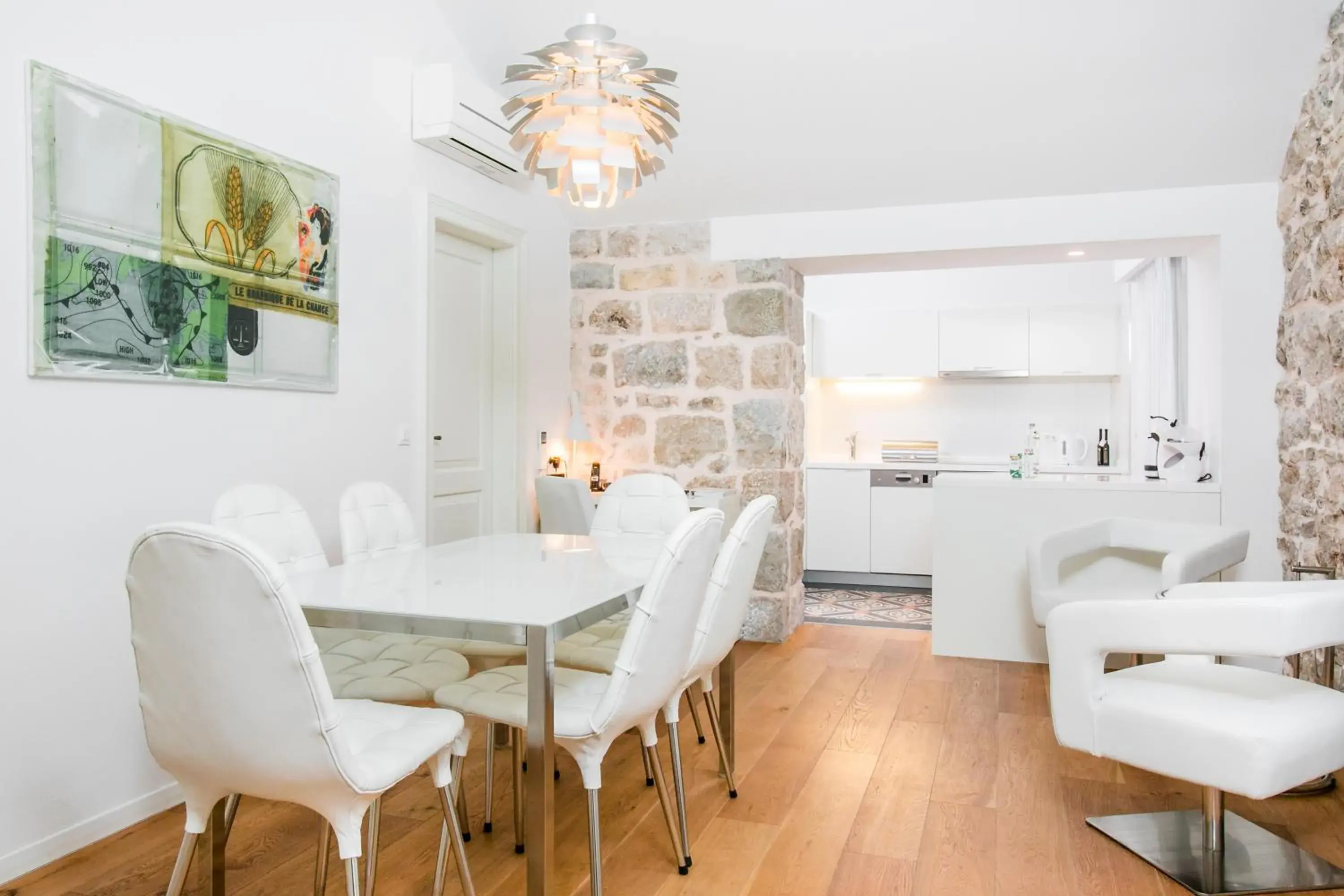 Dining Area in Divota Apartment Hotel