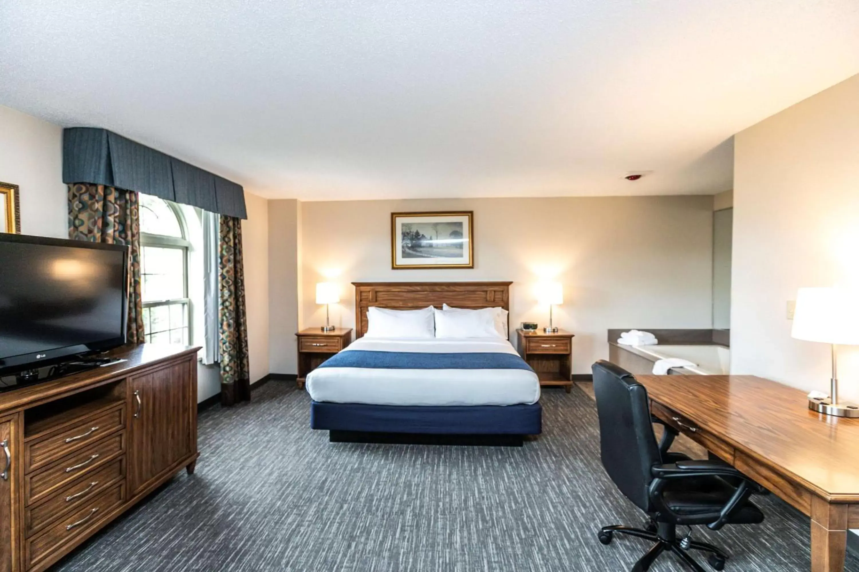 Photo of the whole room, Bed in SureStay Plus Hotel by Best Western Elizabethtown Hershey