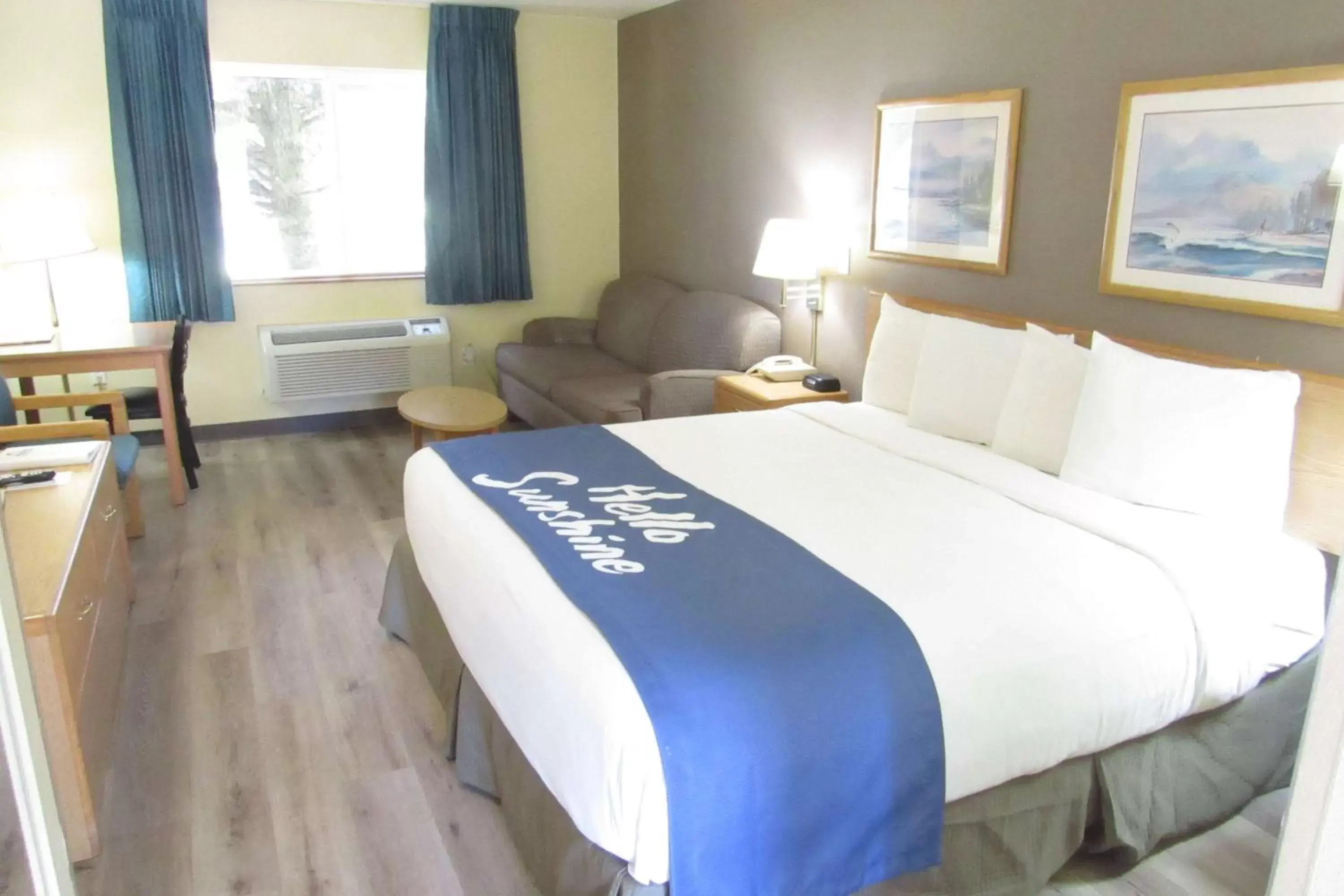 Photo of the whole room, Bed in Days Inn by Wyndham Ocean Shores