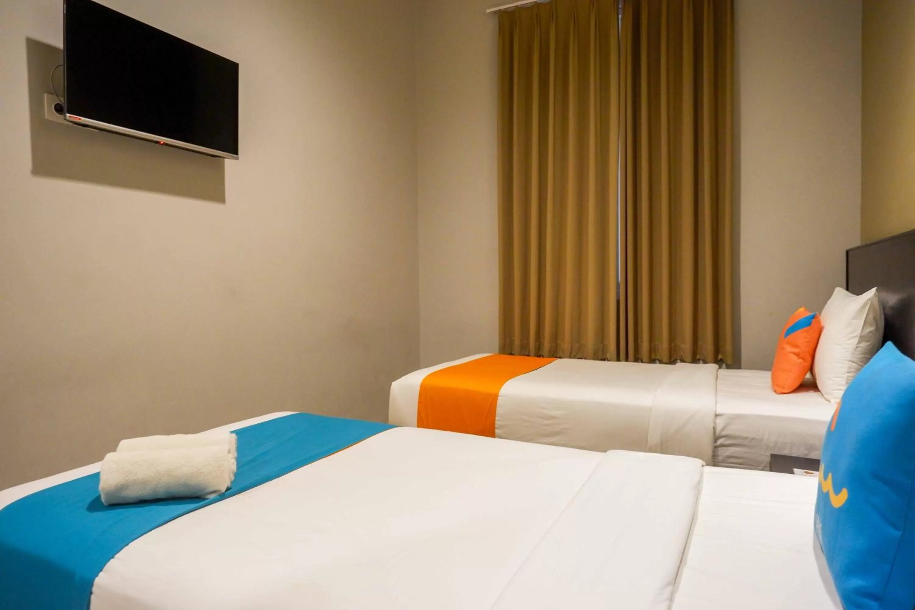 Bedroom, Bed in Sans Hotel Empress Simpang Lima