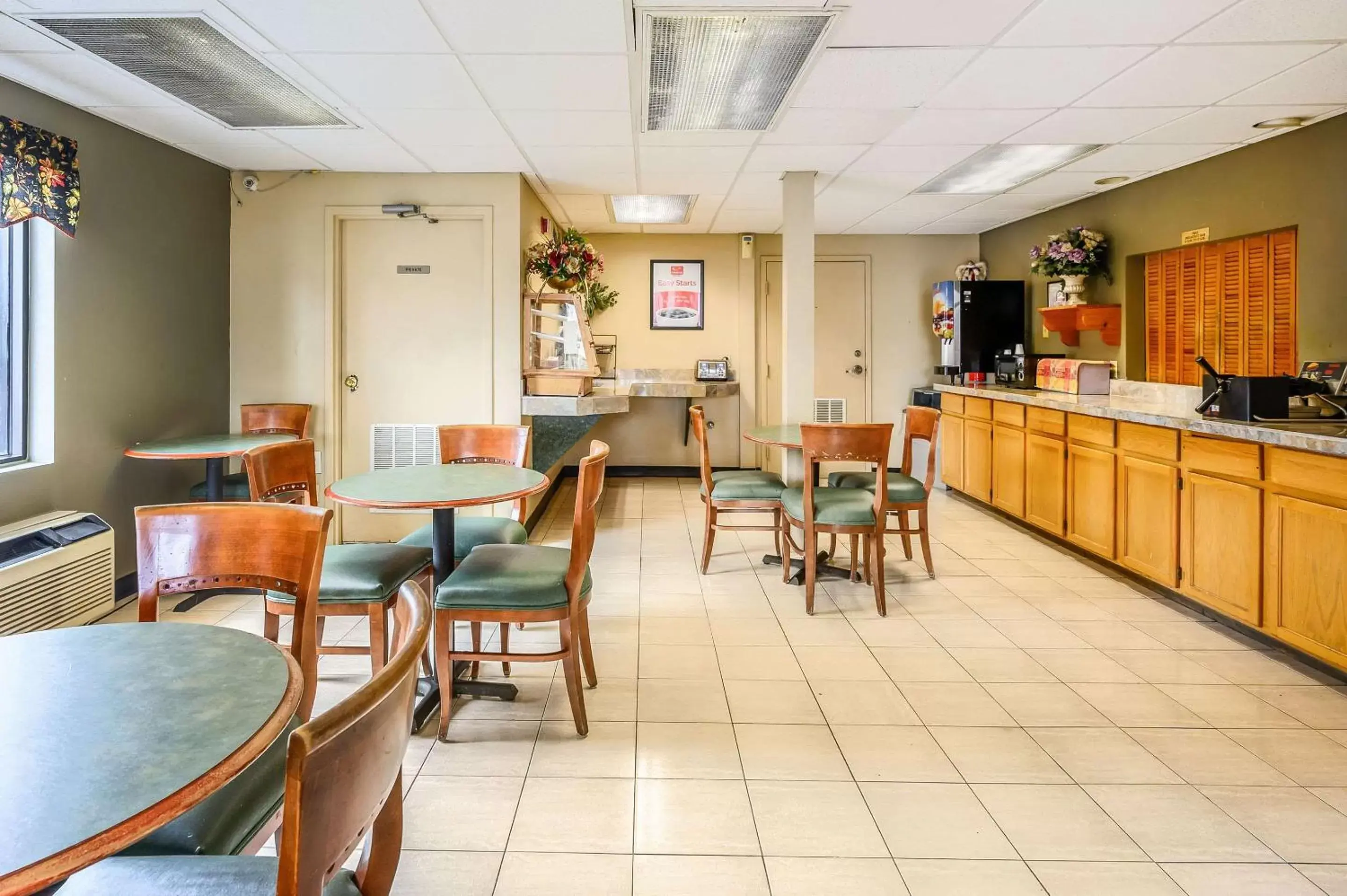 Restaurant/Places to Eat in Econo Lodge