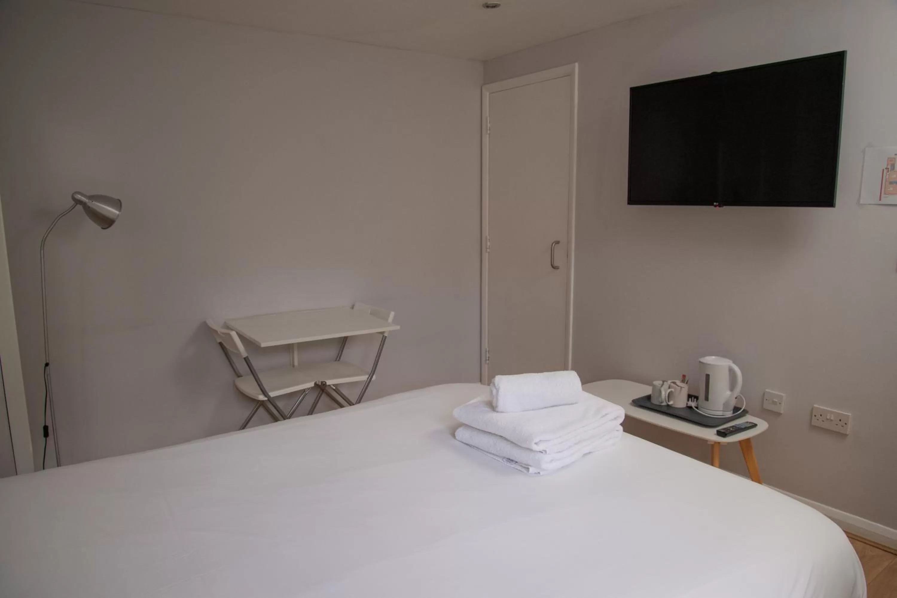 Bedroom, Bed in Royal Hotel, Bar & Grill