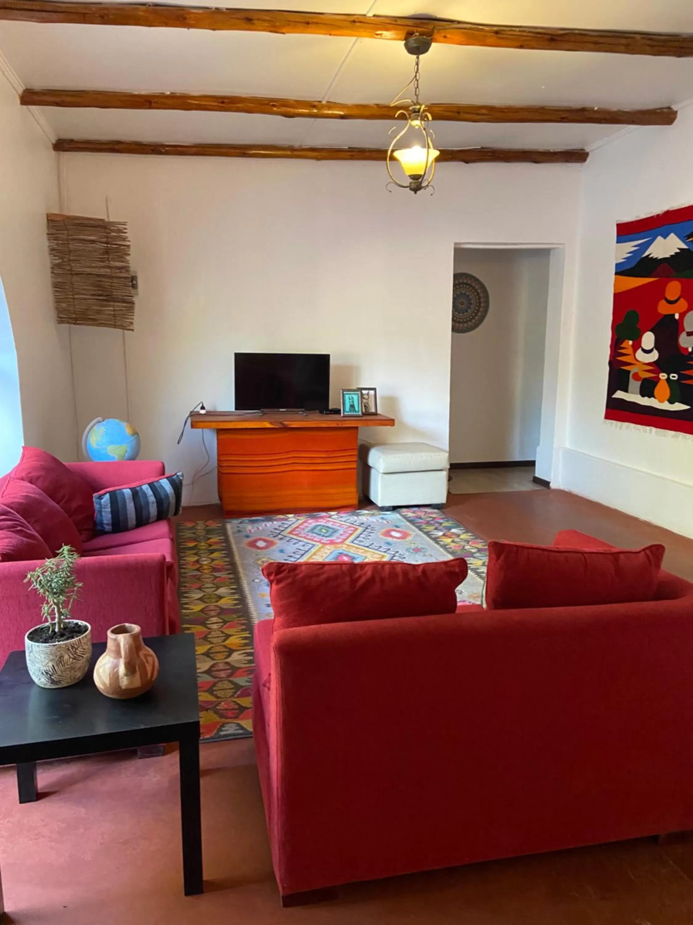 Communal lounge/ TV room, Seating Area in CaminAndes Hostal