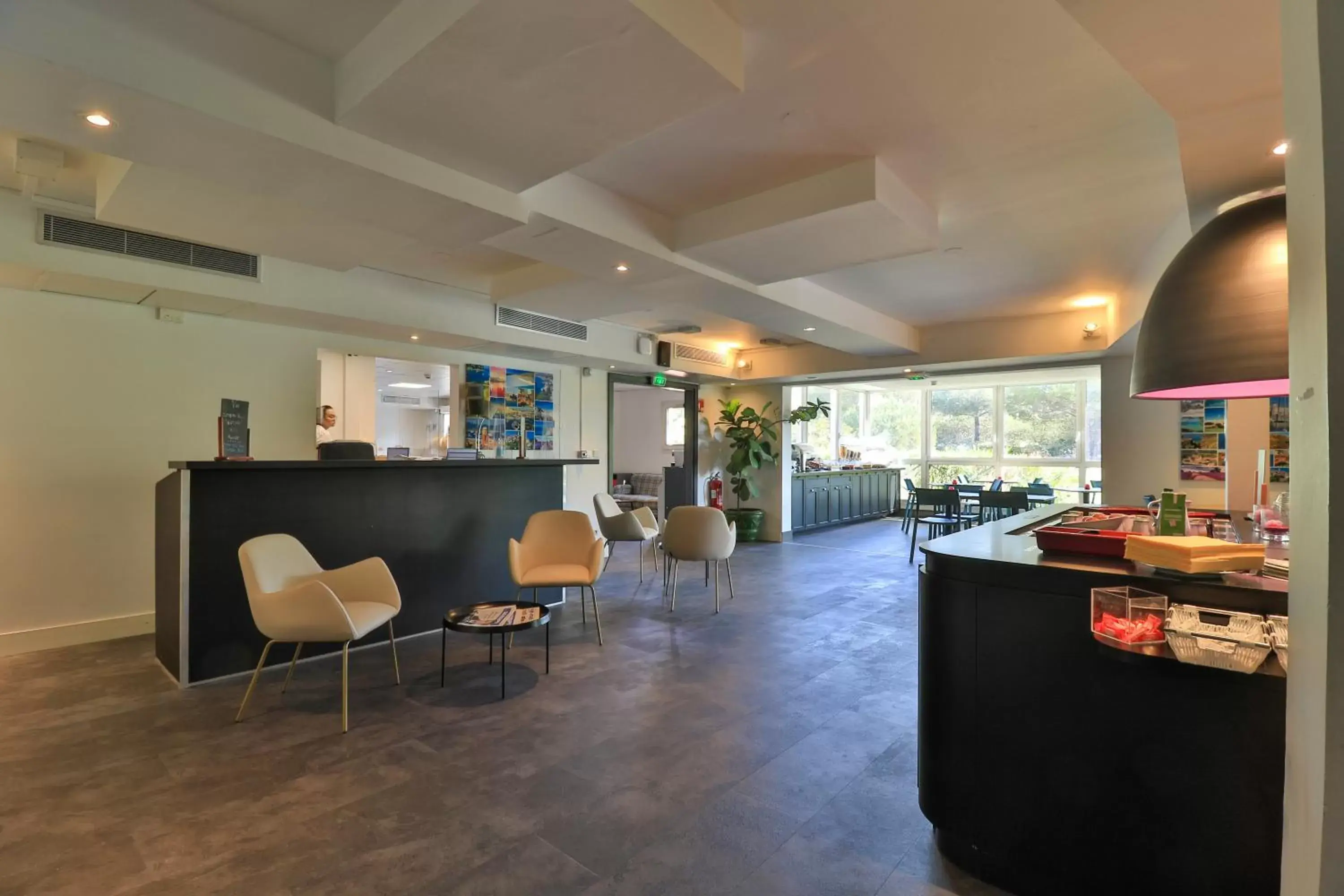 Lounge or bar, Lobby/Reception in Kyriad Frejus - Centre