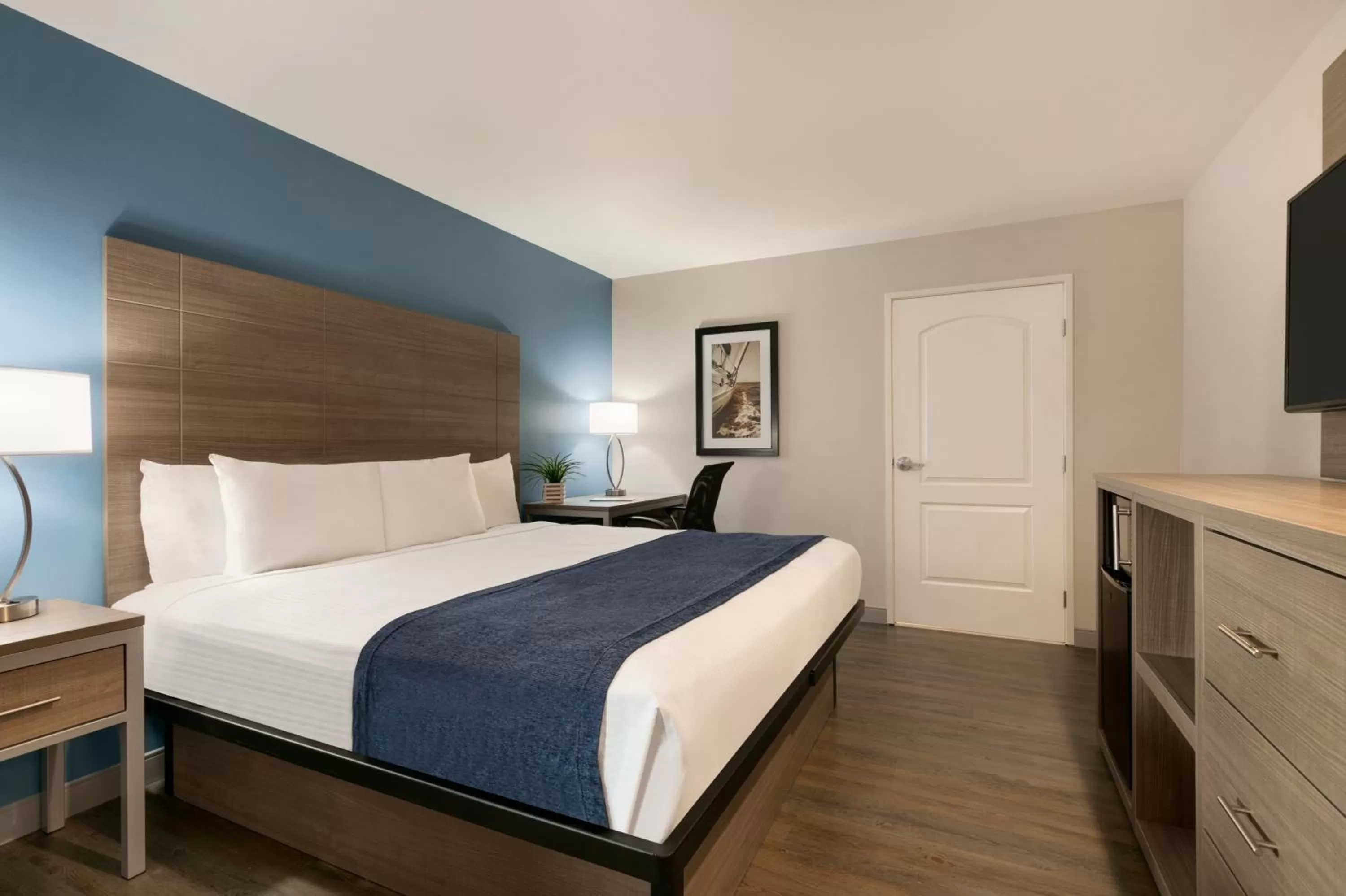 Bed in Torch Lite Inn at the Beach Boardwalk