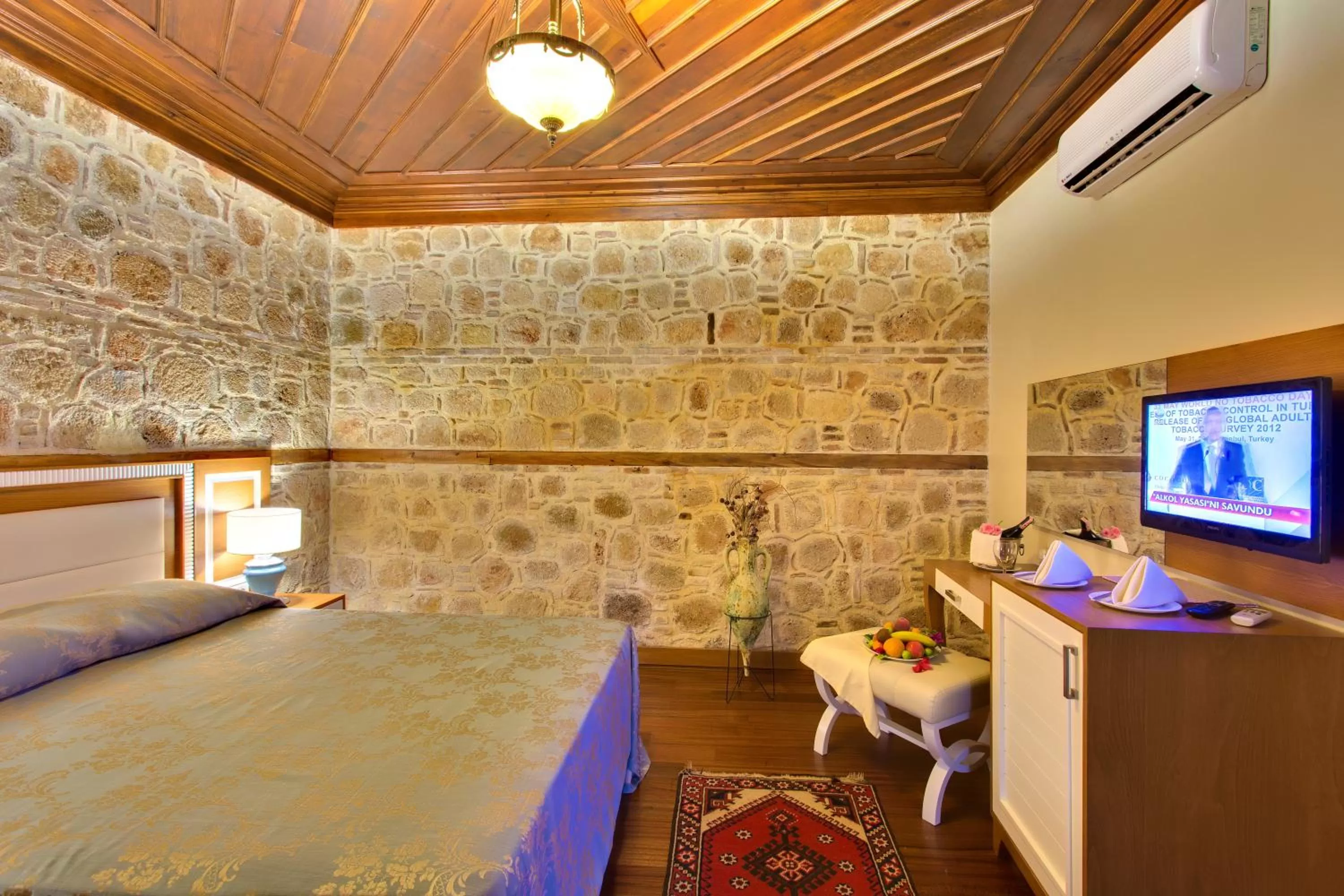 Photo of the whole room, Bed in Dogan Hotel