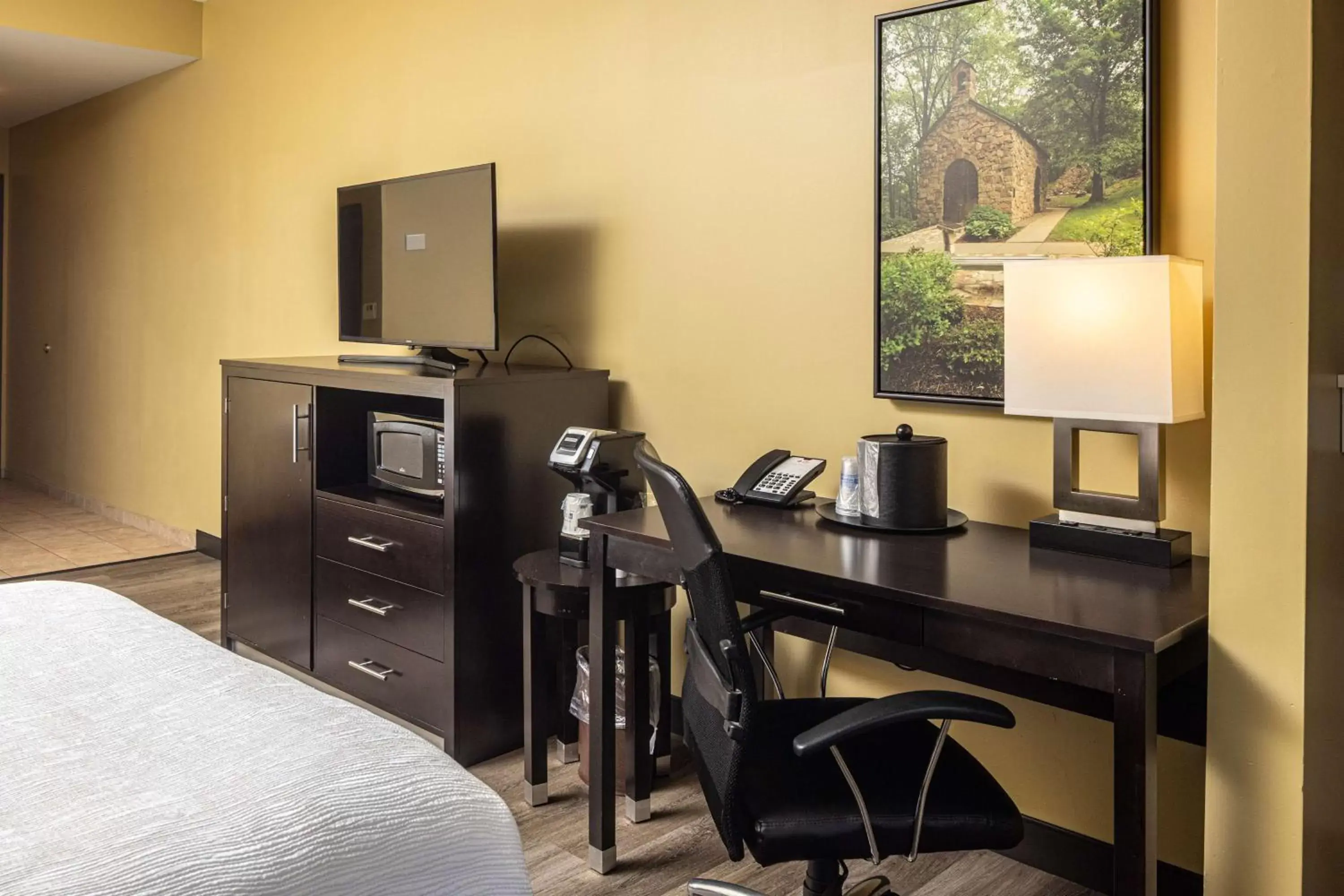 Bedroom, TV/Entertainment Center in Best Western Plus Franciscan Square Inn & Suites Steubenville