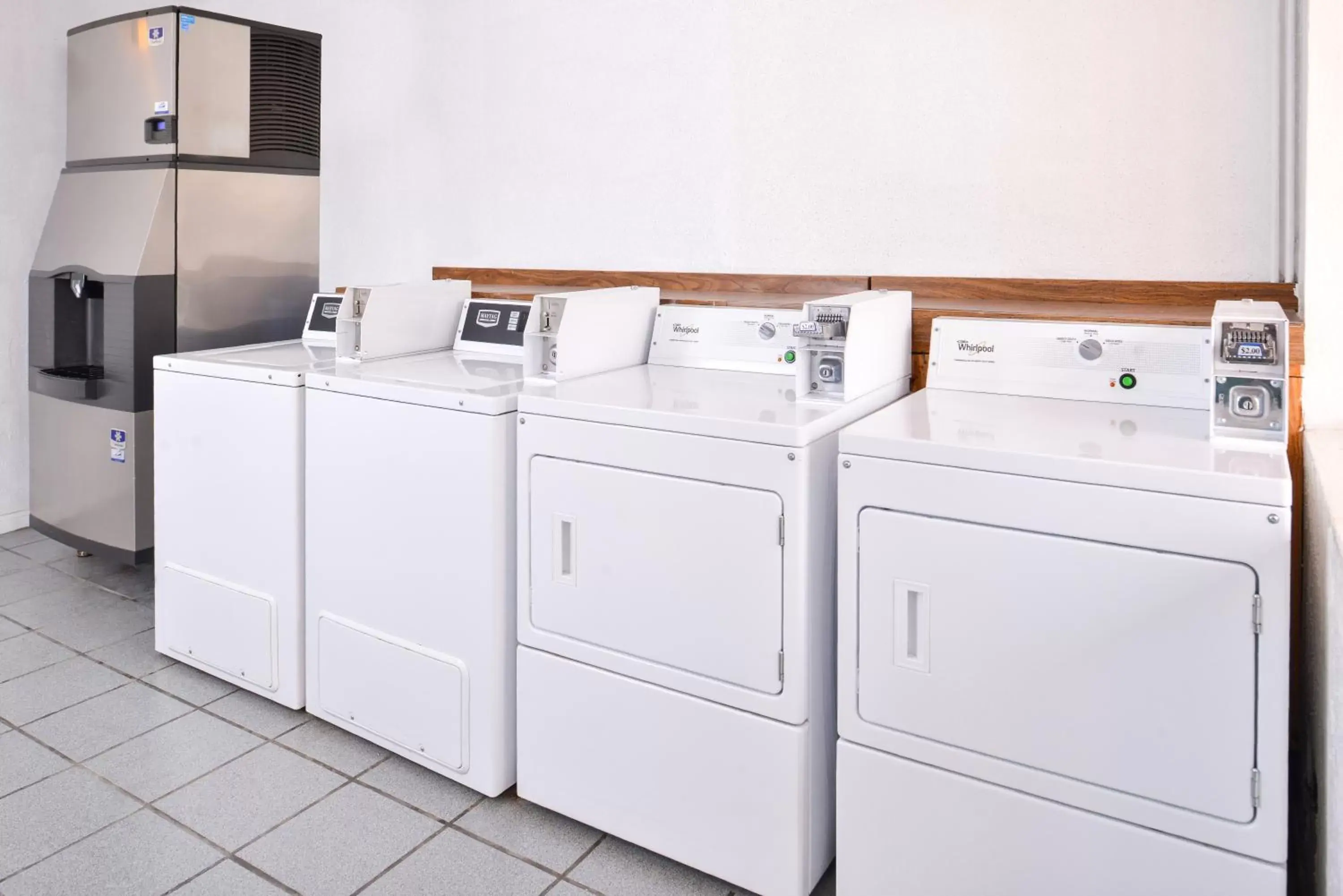 Area and facilities, Kitchen/Kitchenette in Americas Best Value Inn Clute