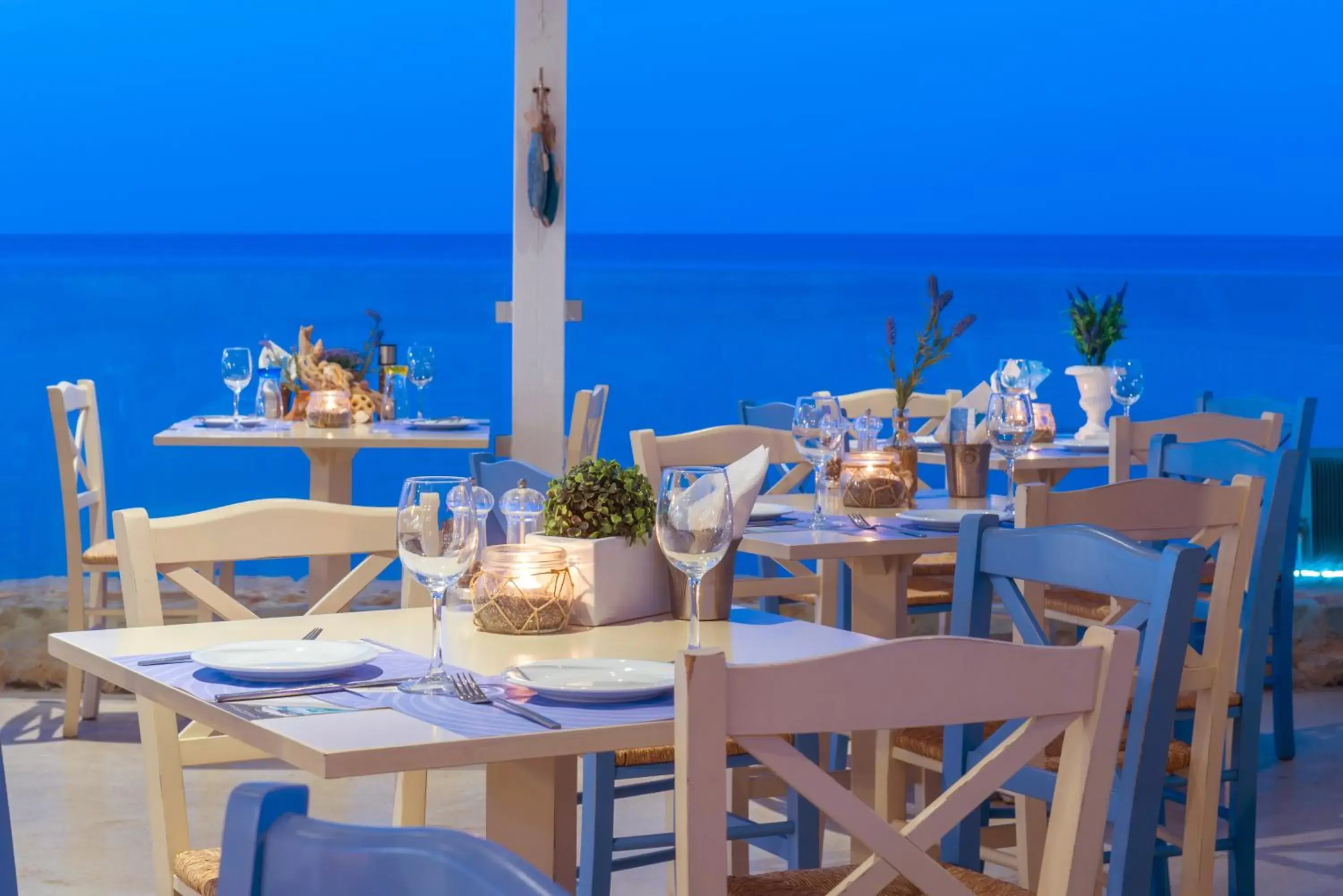 Restaurant/Places to Eat in Mari Kristin Beach Hotel