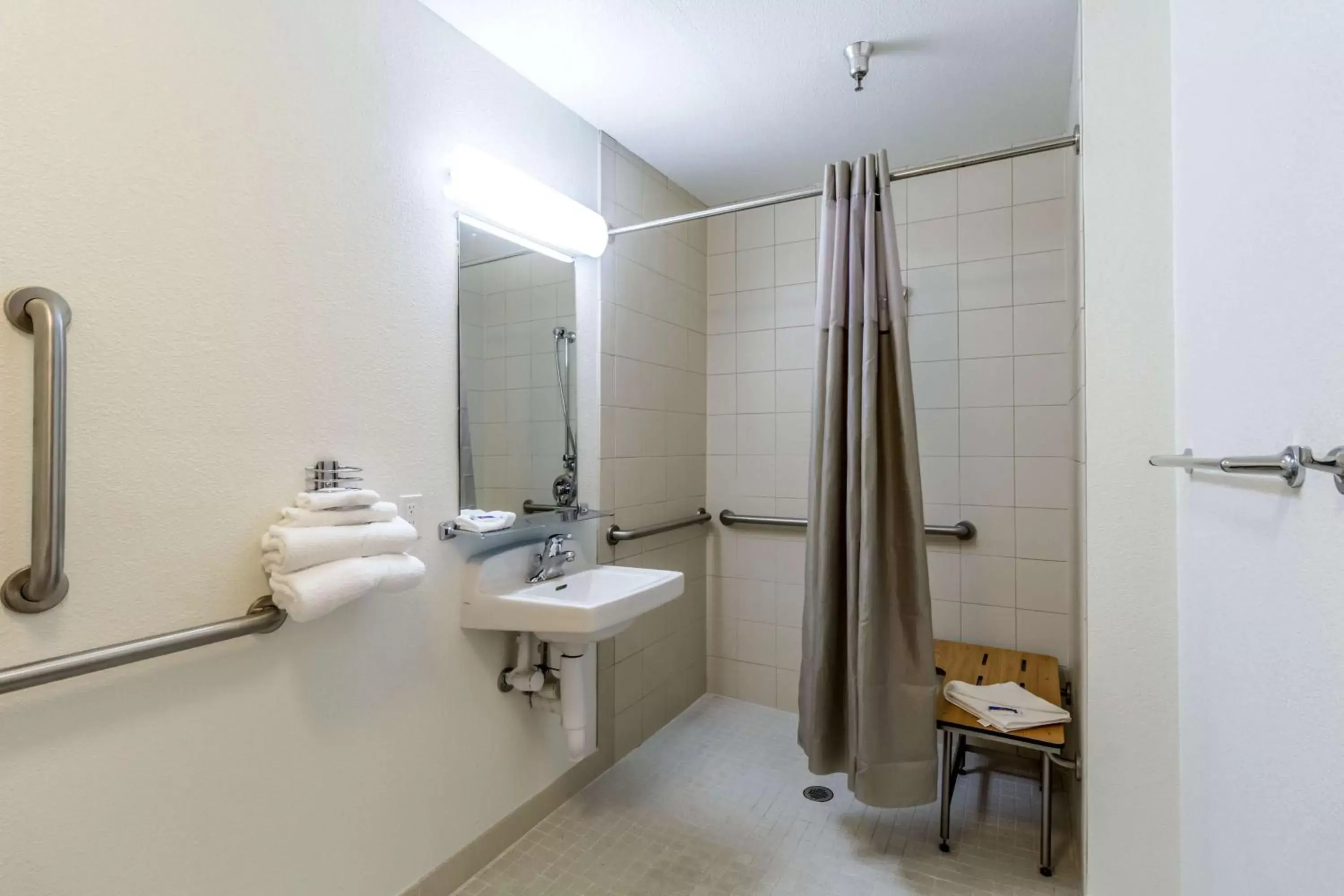 Shower, Bathroom in Motel 6-Kirkland, WA - North Kirkland
