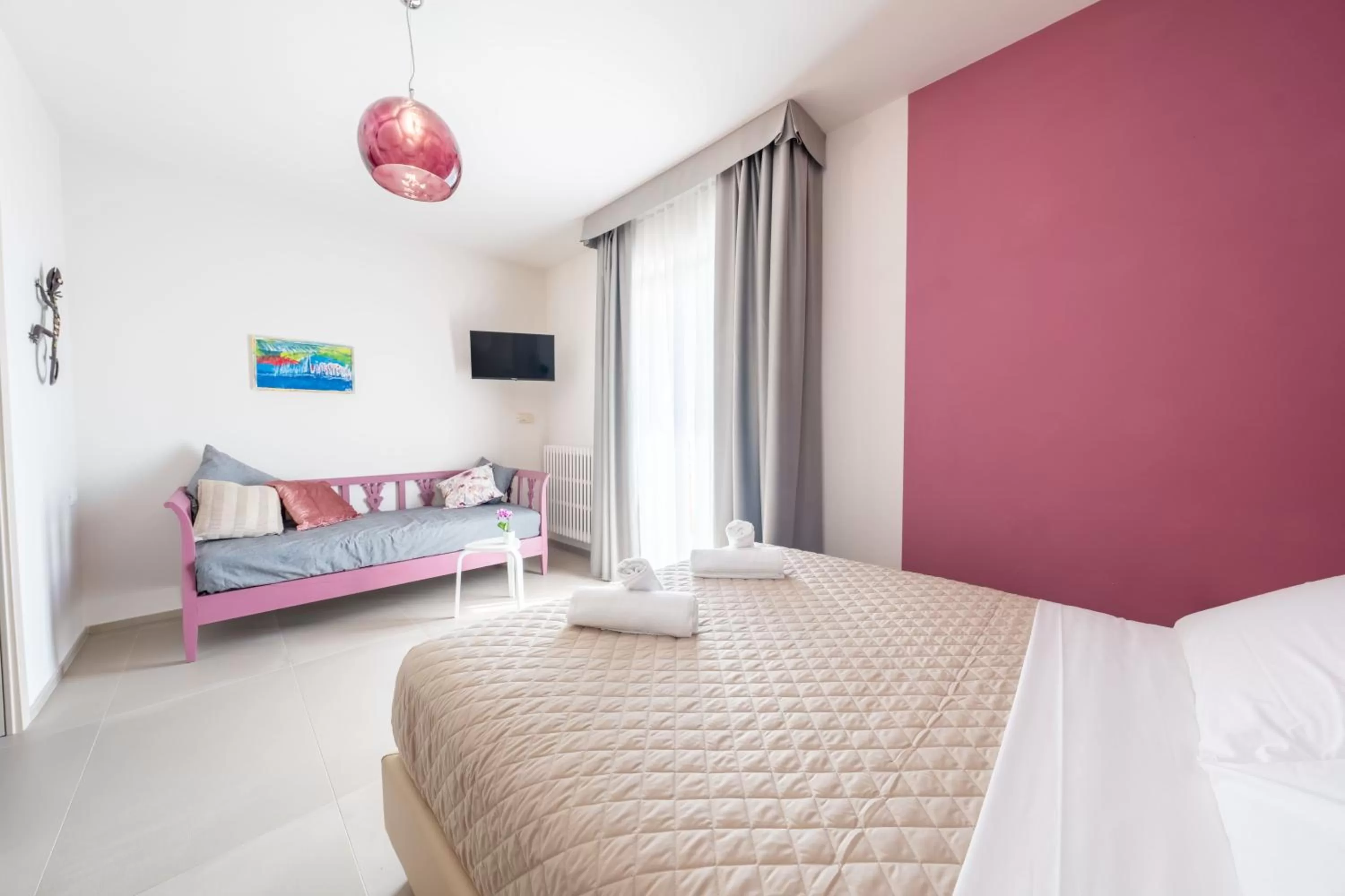 Photo of the whole room, Bed in Dea Suite Room