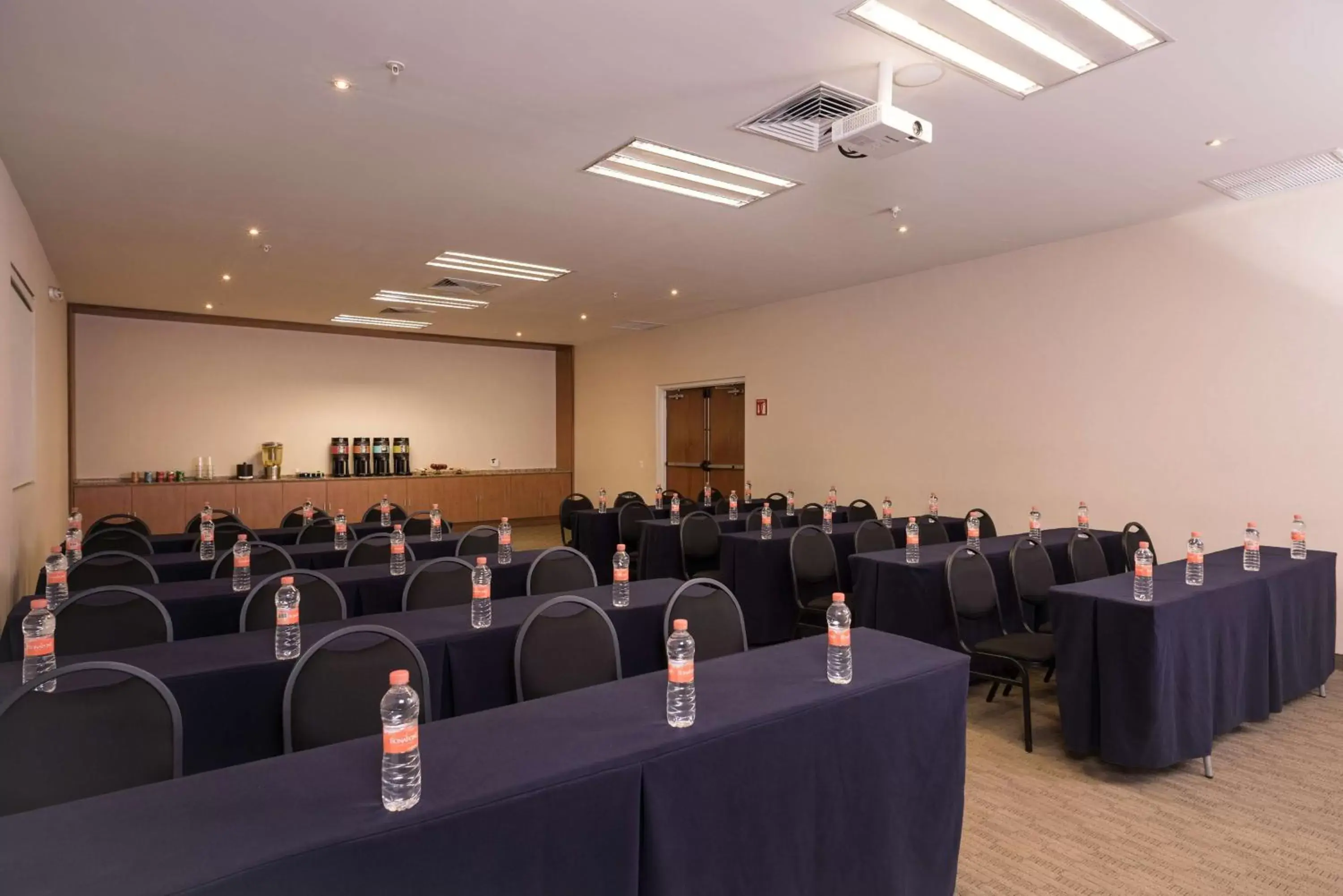 Meeting/conference room in Hampton by Hilton Guadalajara Expo