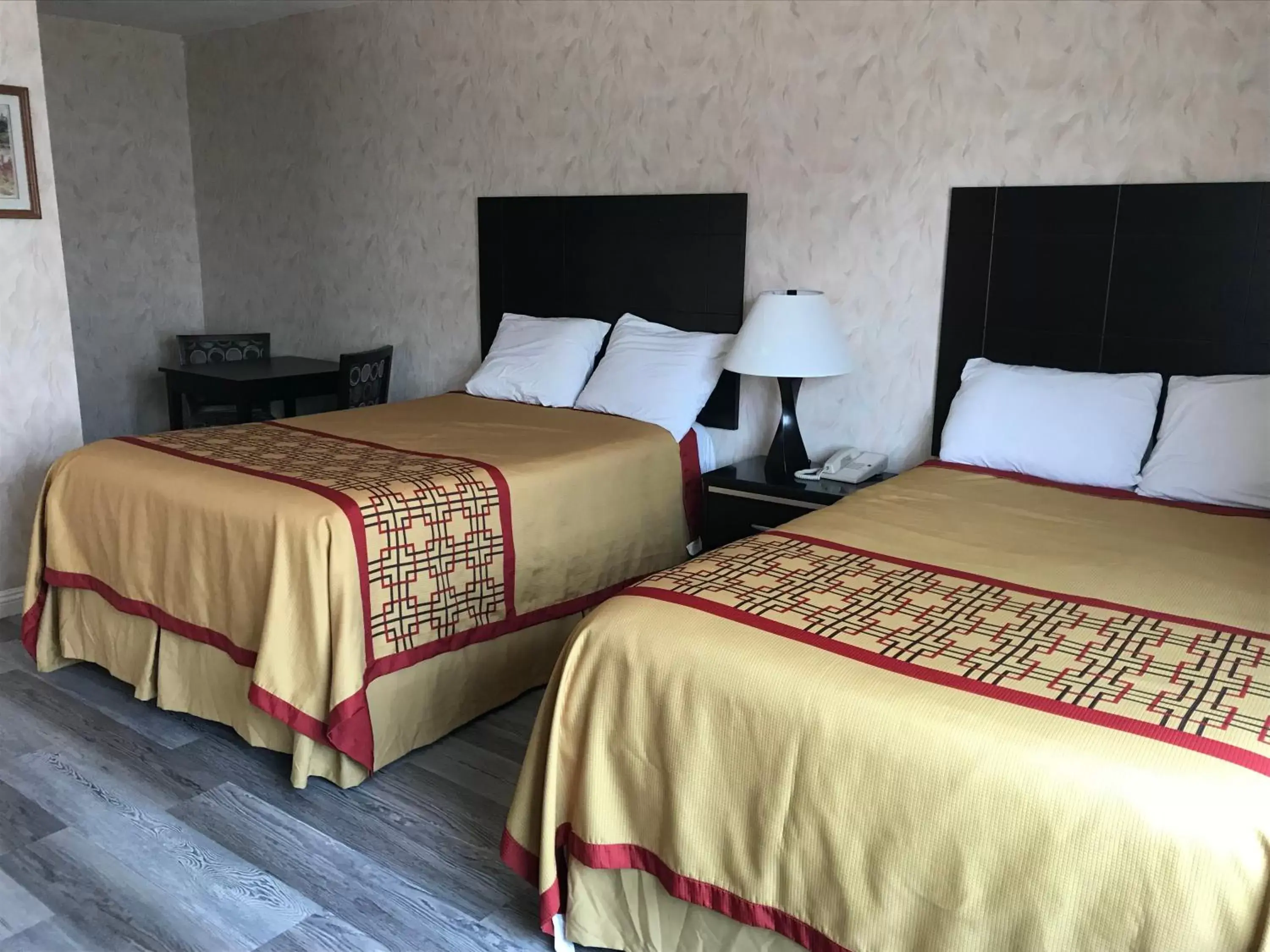 Bed in Manhattan Inn & Suites