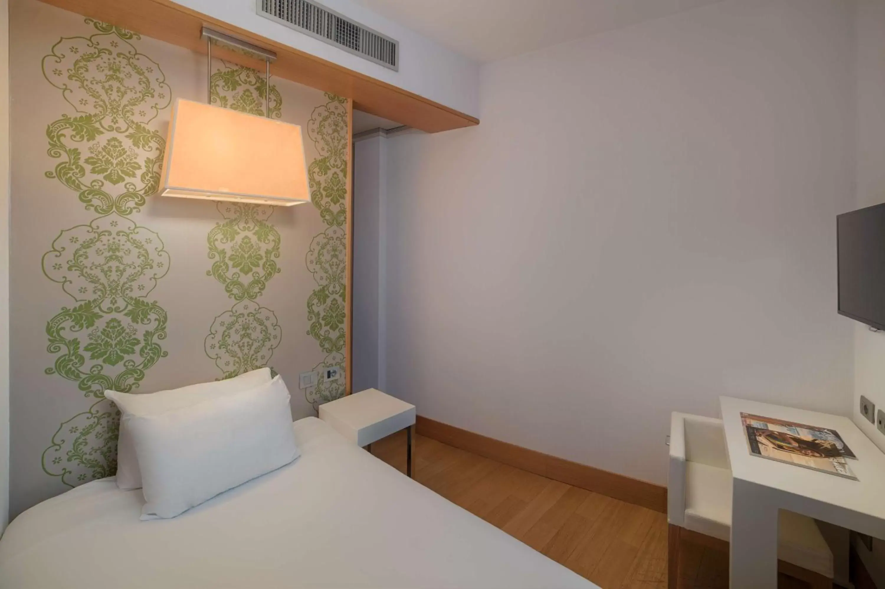 Bedroom, Bed in NH Genova Centro