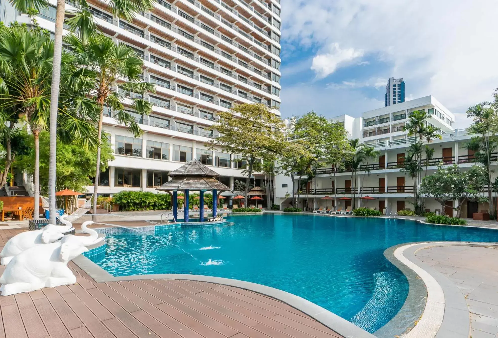 Property building in Cosy Beach Hotel - SHA Extra Plus Property building in Cosy Beach Hotel - SHA Extra Plus