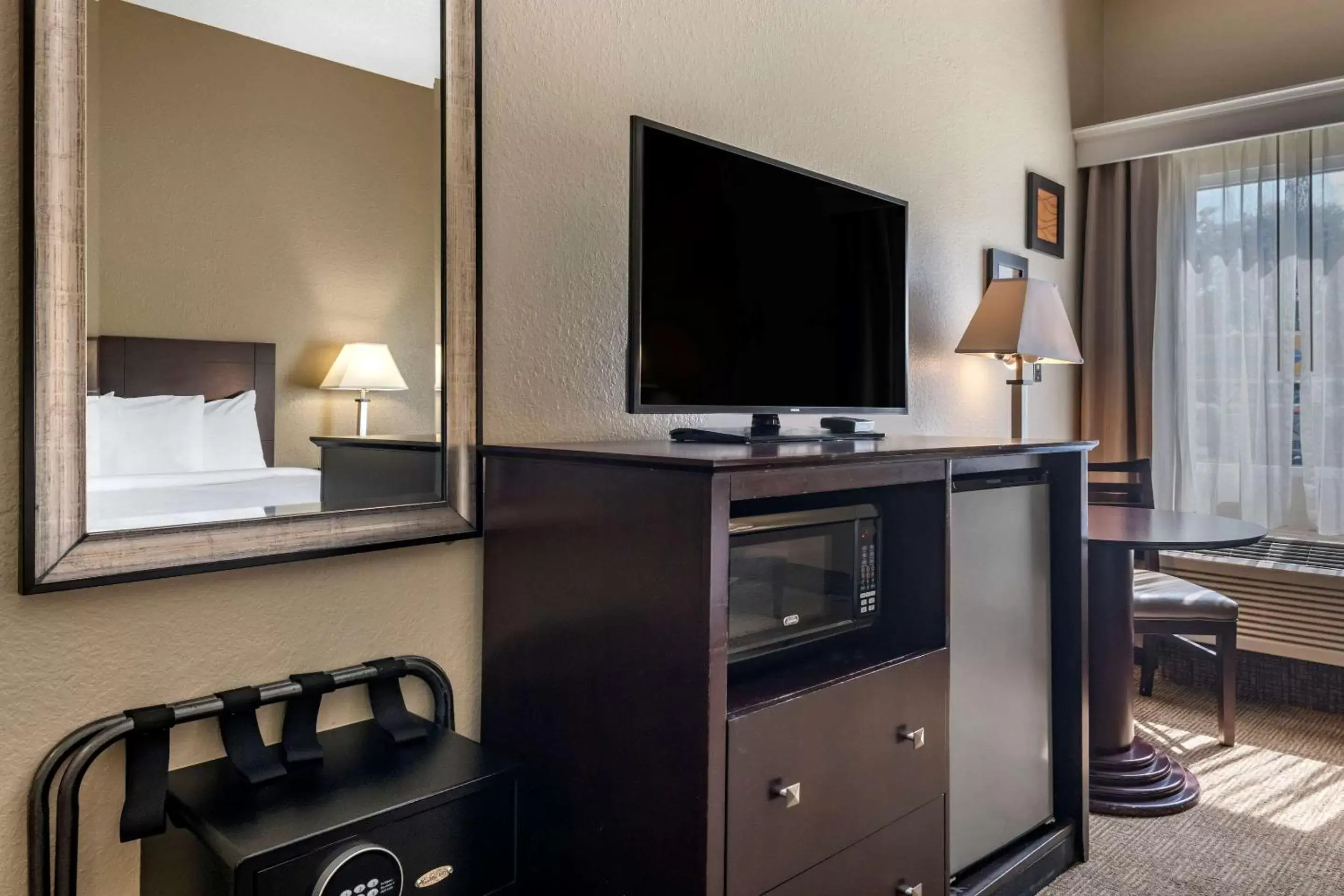 Photo of the whole room, TV/Entertainment Center in Comfort Inn & Suites DeLand - near University