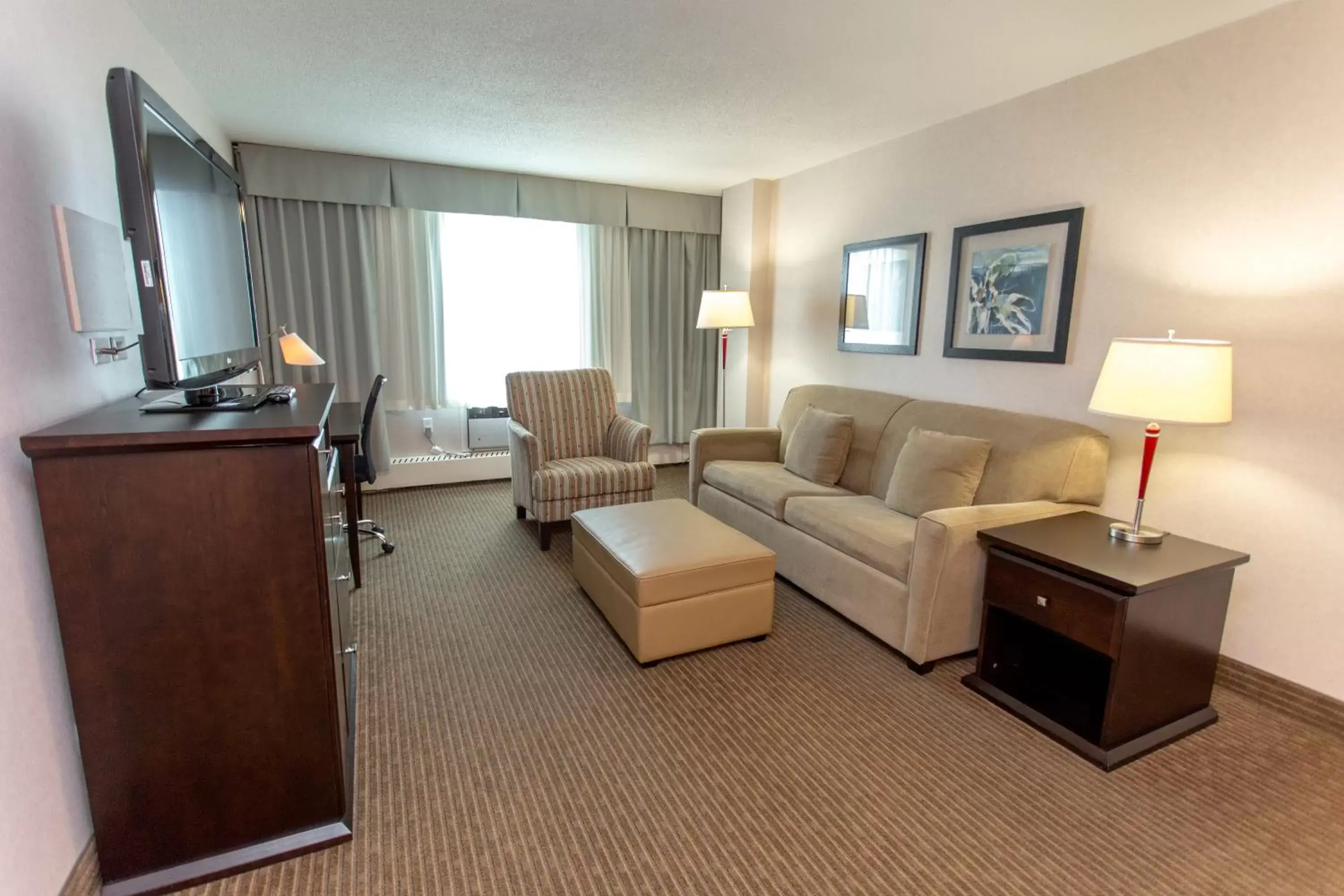 Seating Area in Campus Tower Suite Hotel