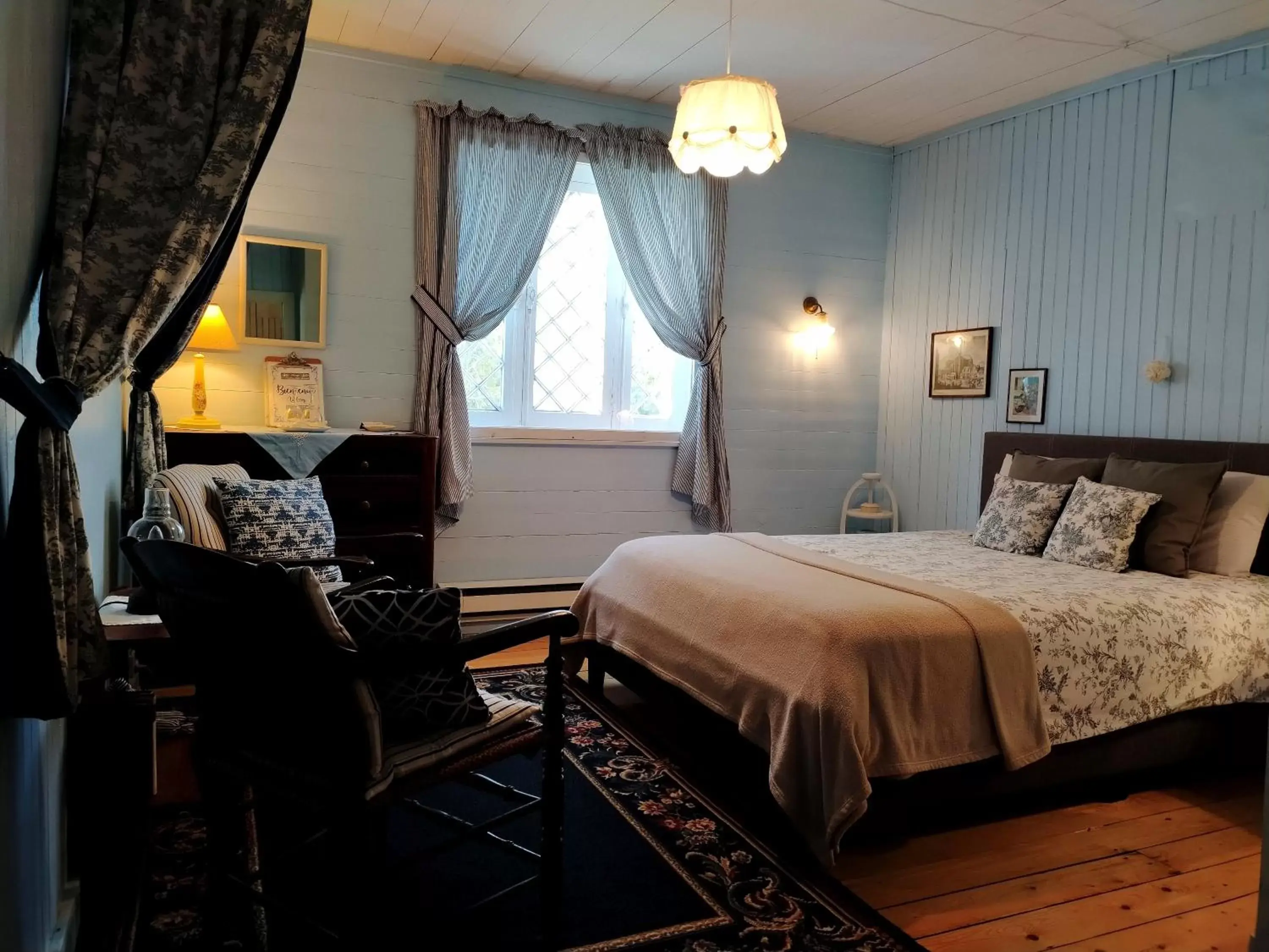 Photo of the whole room, Bed in Auberge La Châtelaine