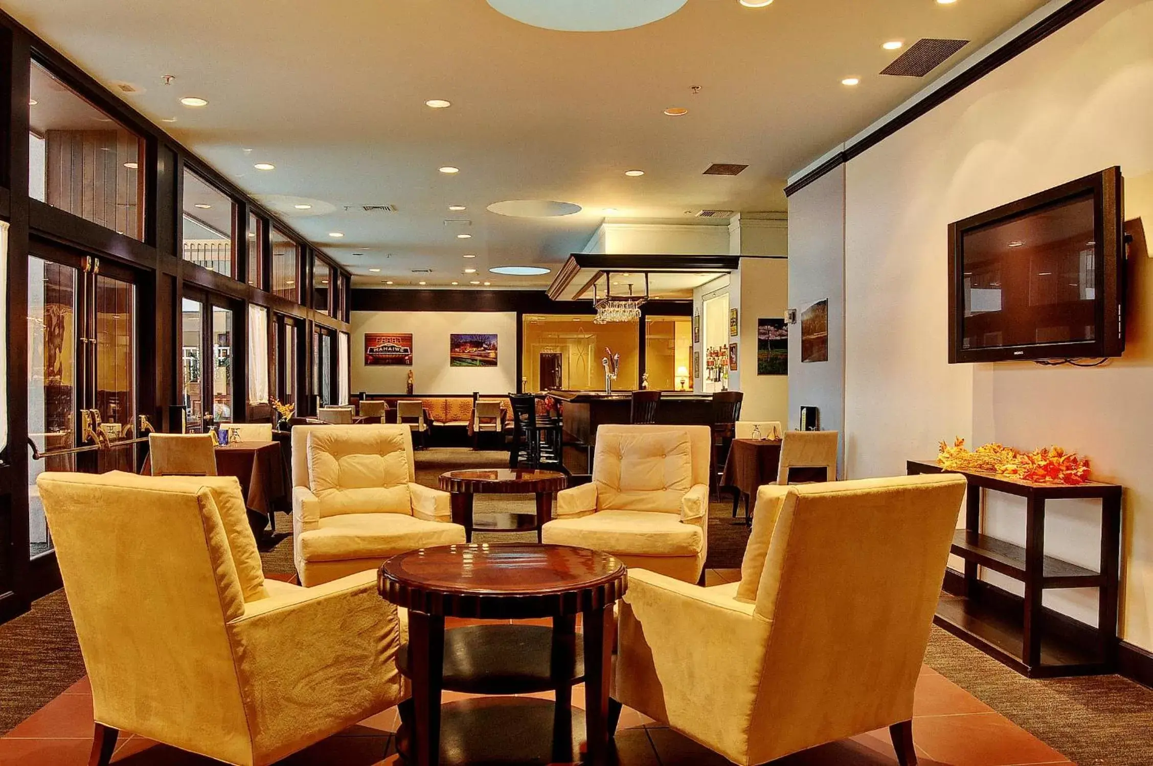 Lounge or bar, Restaurant/Places to Eat in Holiday Inn & Suites Pittsfield-Berkshires, an IHG Hotel