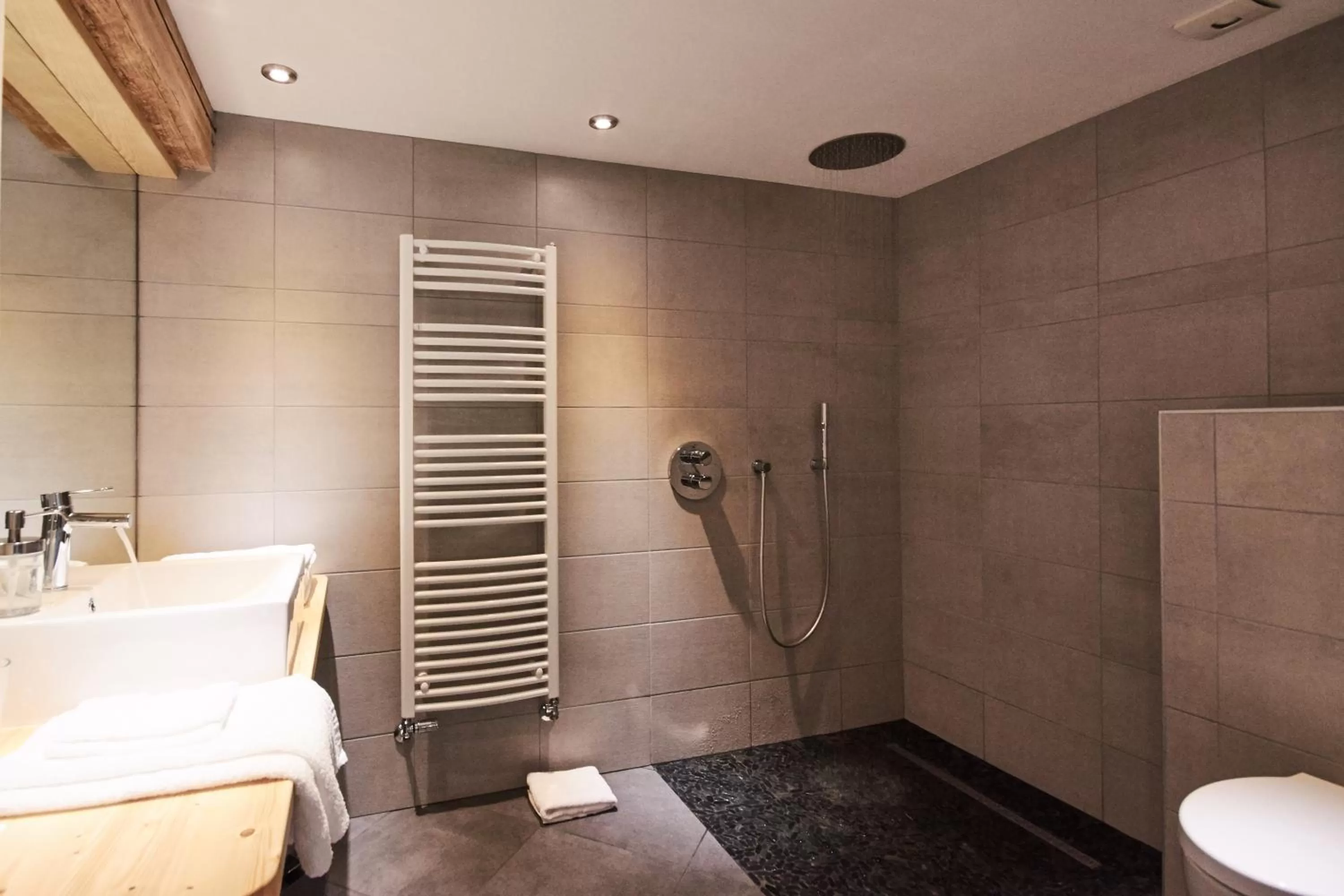 Shower in La Foyère