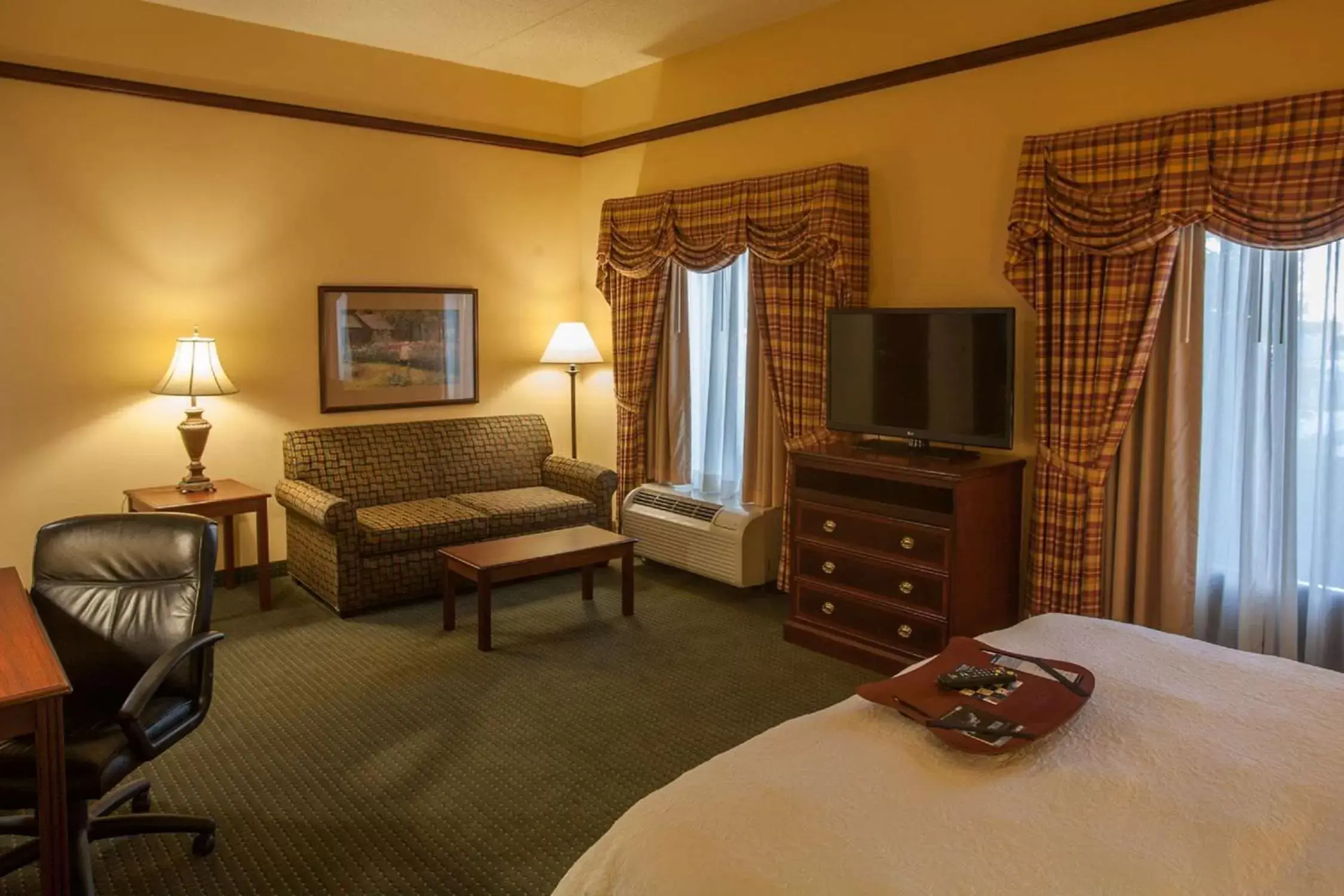 Bed, Seating Area in Hampton Inn & Suites Stillwater