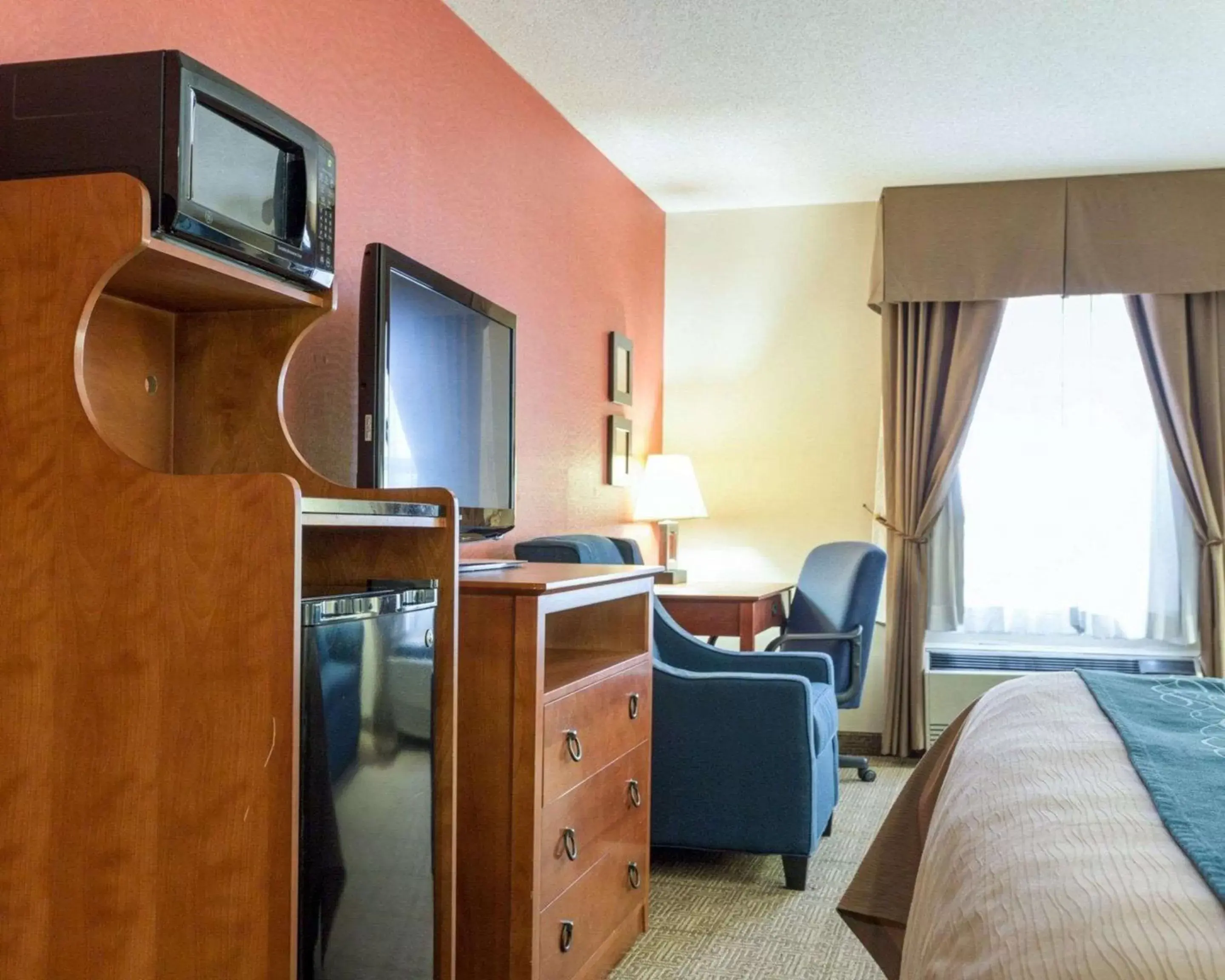 Photo of the whole room, TV/Entertainment Center in Comfort Inn Civic Center