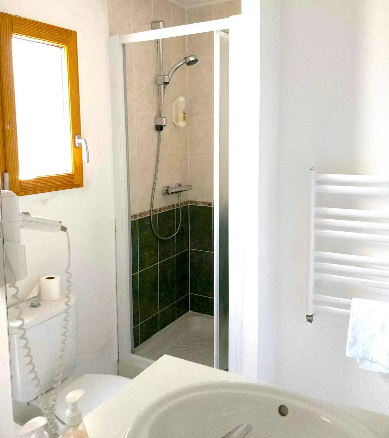 Shower, Bathroom in Hotel La Bosselle