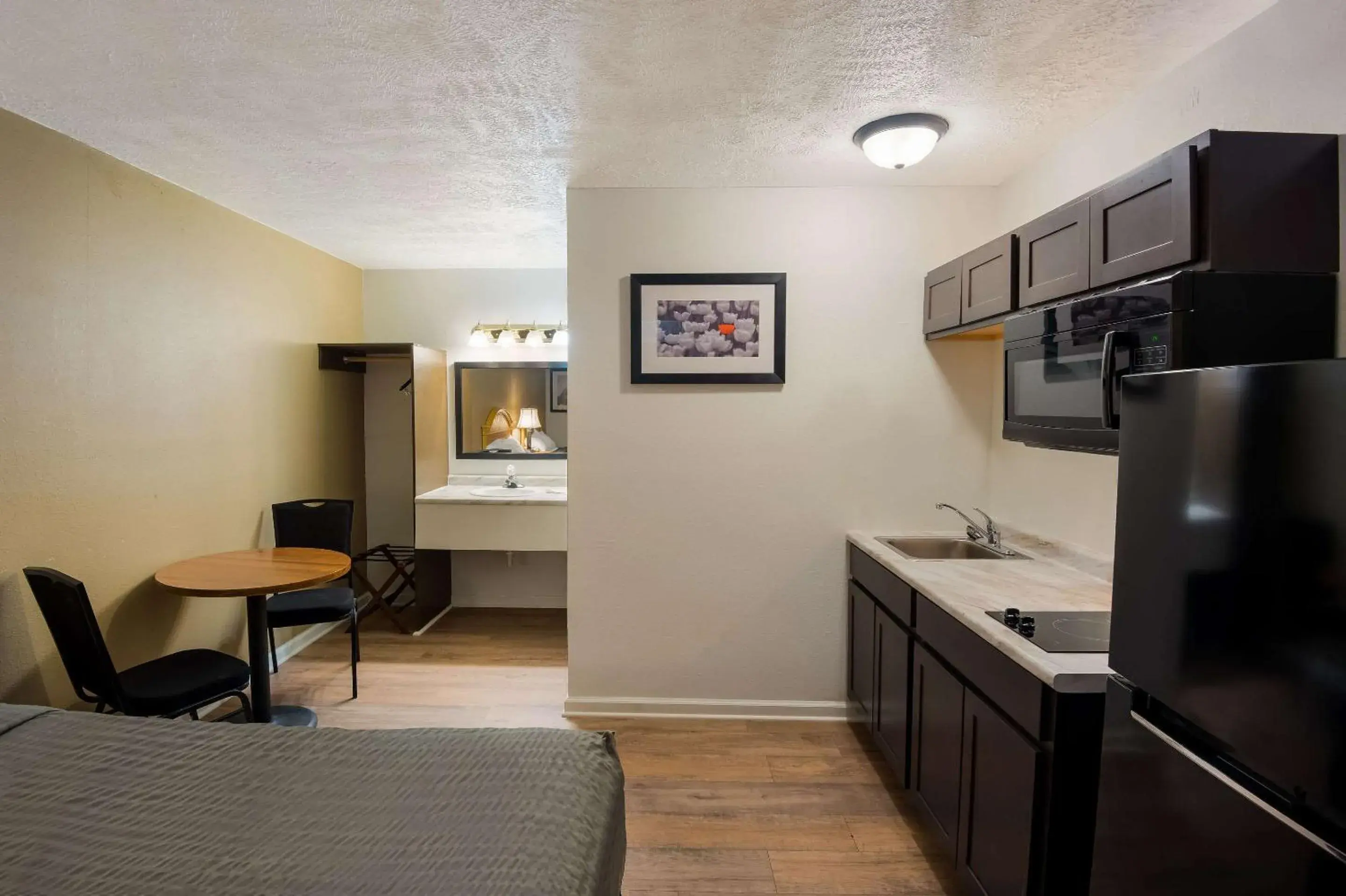 Bedroom, Kitchen/Kitchenette in Suburban Studios Brazil