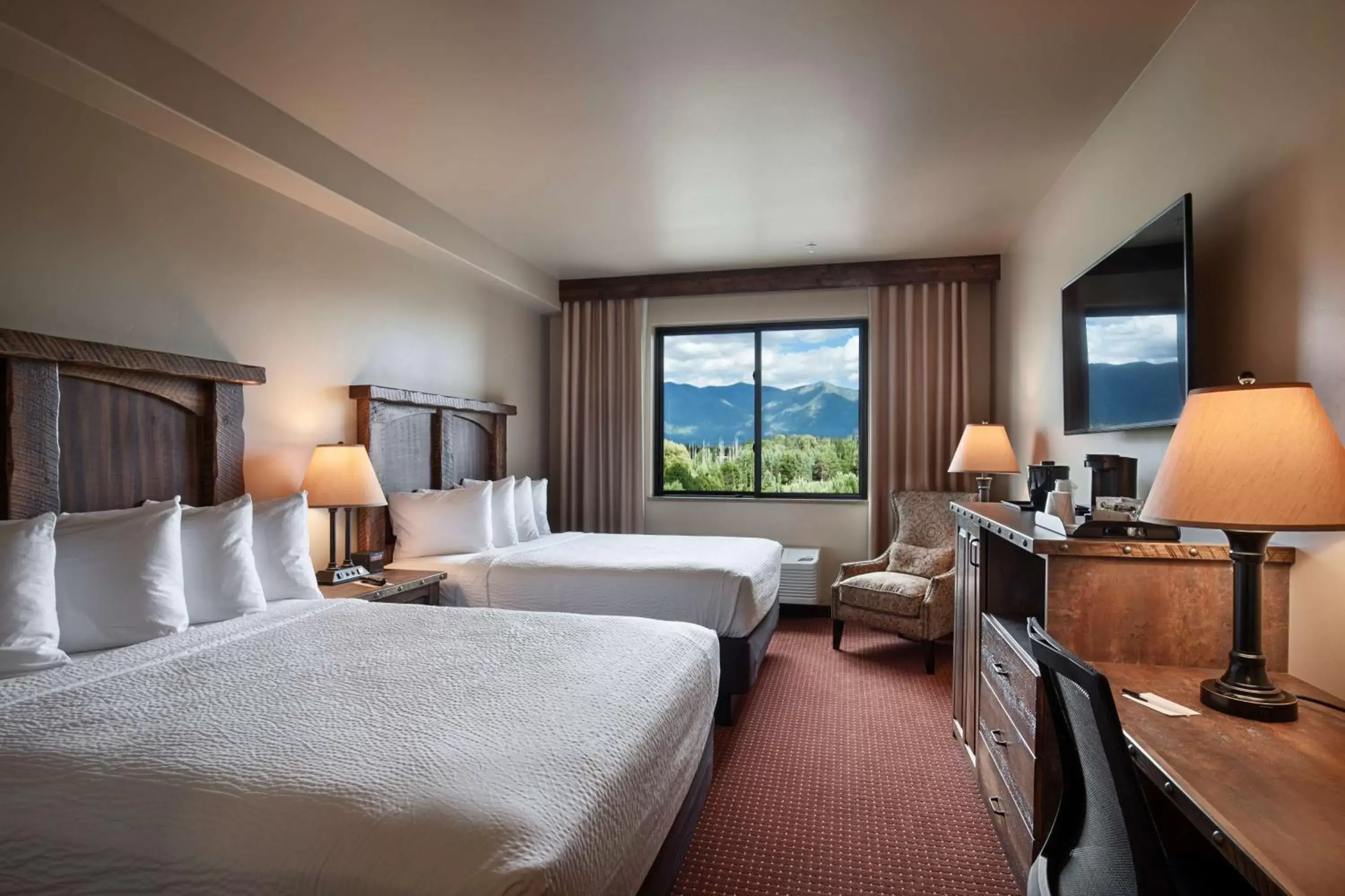 Photo of the whole room in Glacier International Lodge