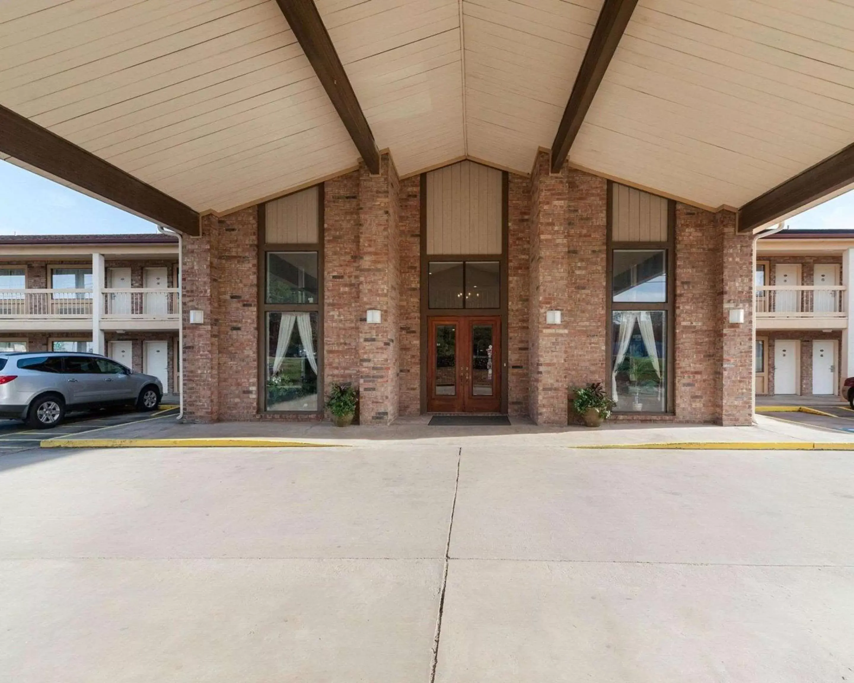 Property building in Rodeway Inn Jasper Property building in Rodeway Inn Jasper