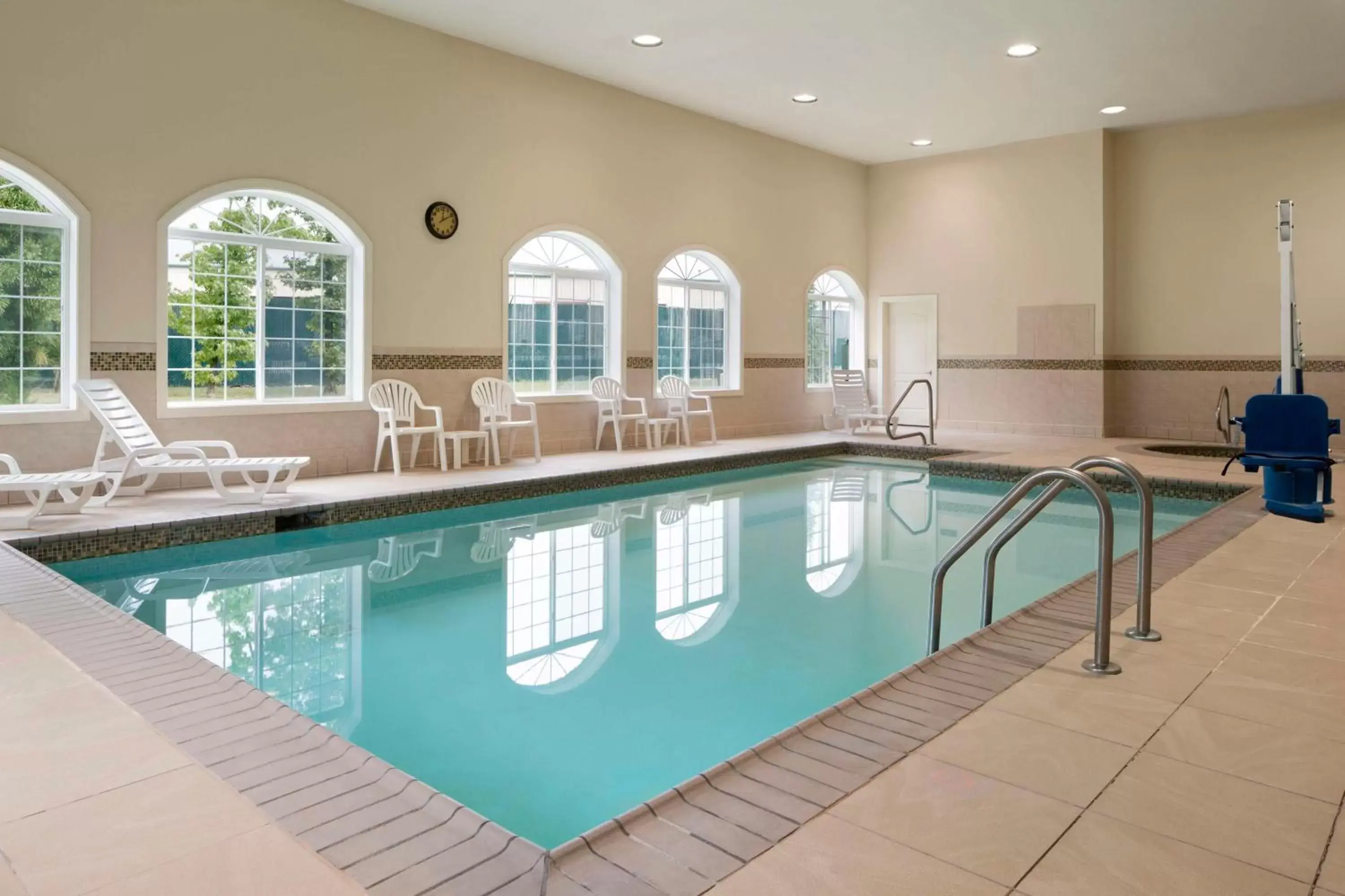 Pool view, Swimming Pool in Country Inn & Suites by Radisson, Baltimore North, MD