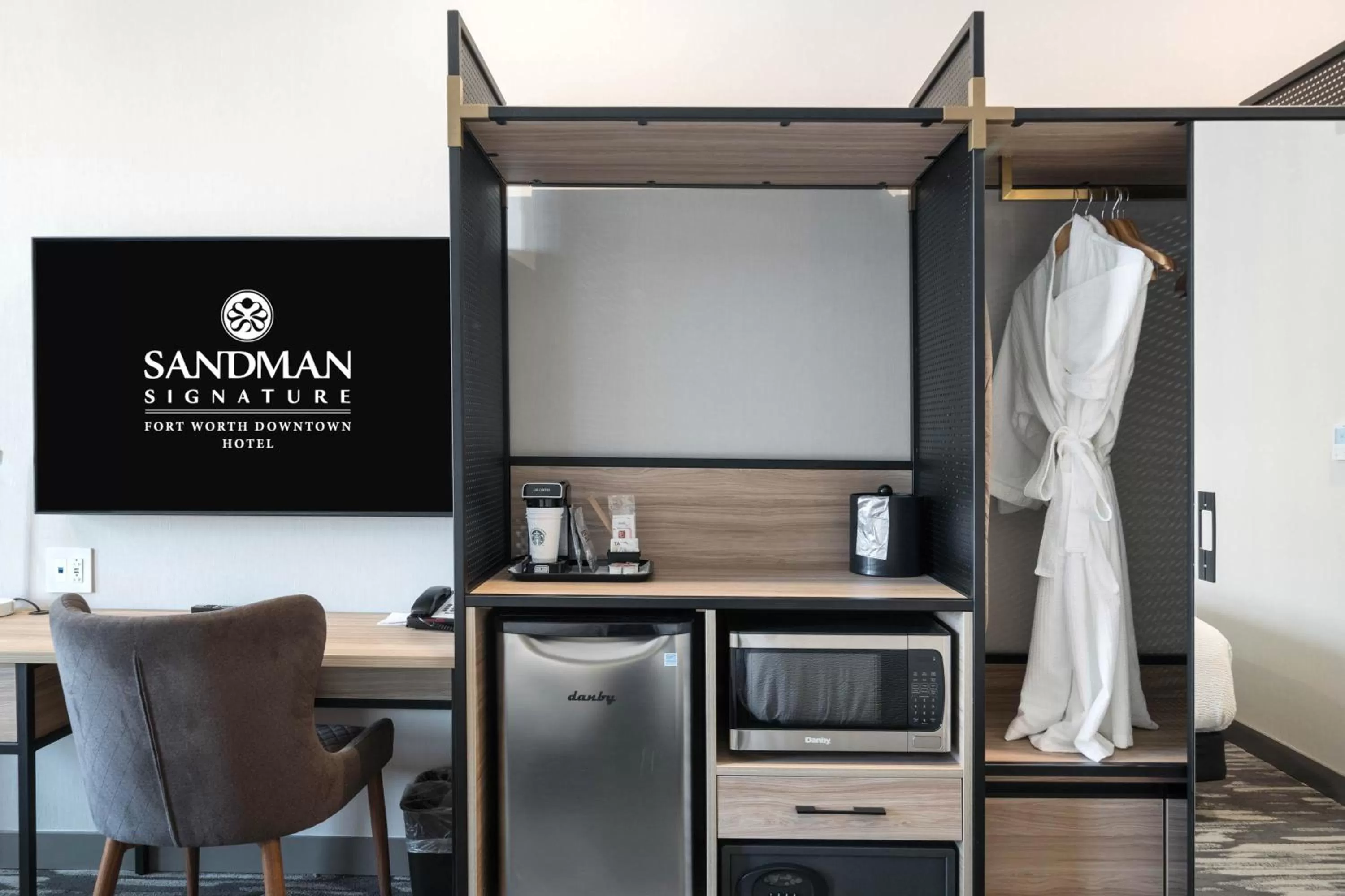 Bedroom in Sandman Signature Fort Worth Downtown Hotel