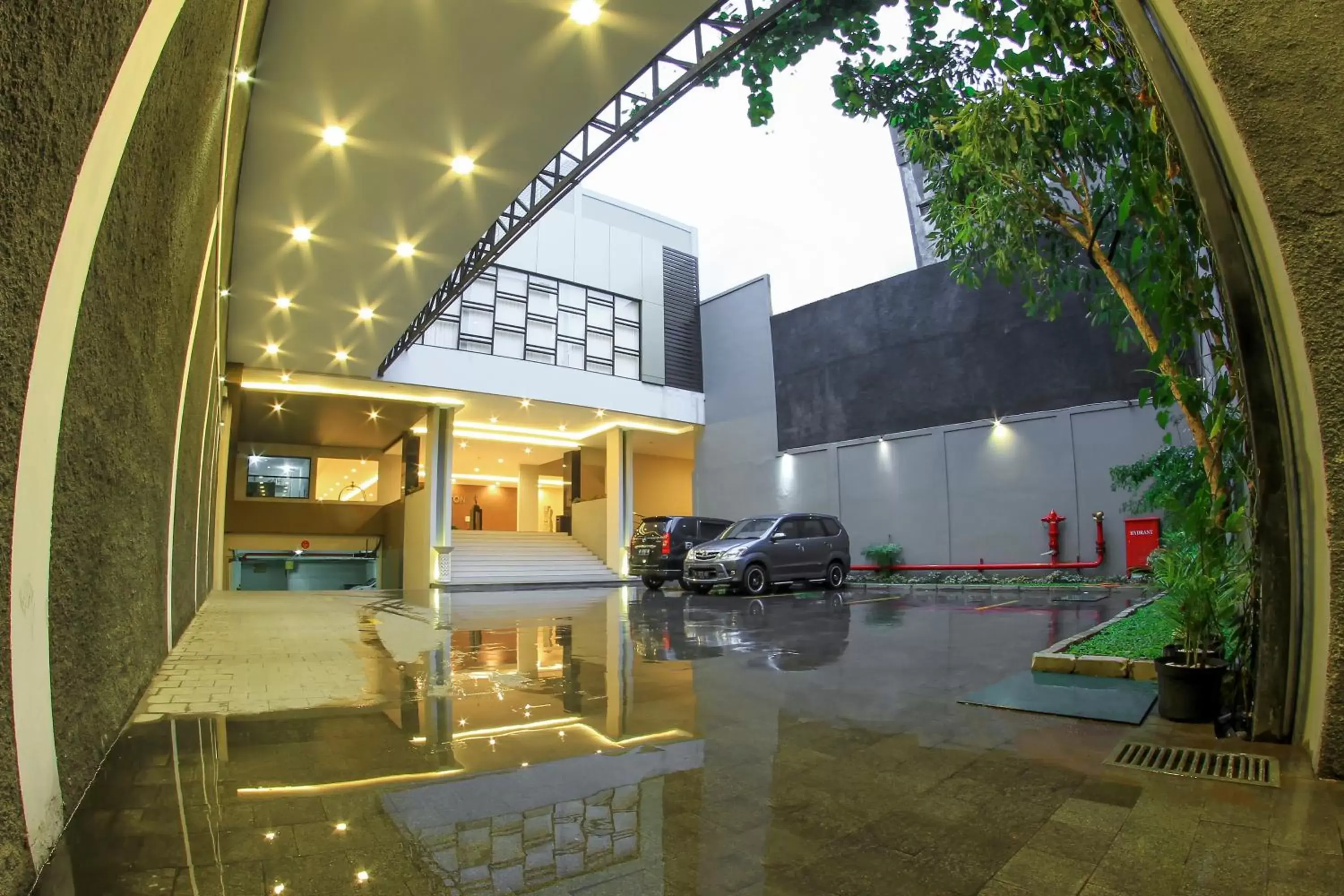 Facade/entrance in De Laxston Hotel Yogyakarta, Azana Hotels Collection Facade/entrance in De Laxston Hotel Yogyakarta, Azana Hotels Collection