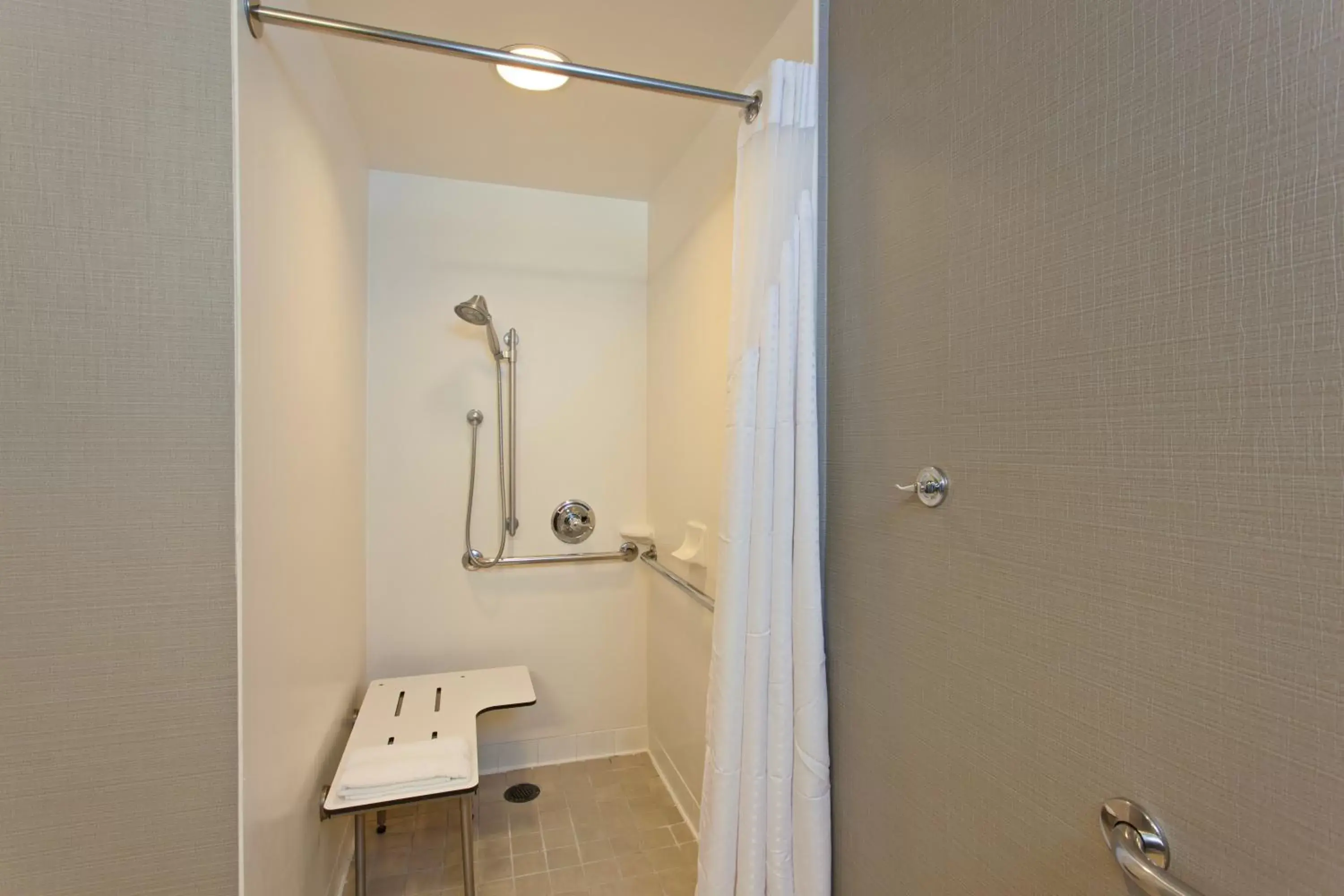 Photo of the whole room, Bathroom in Holiday Inn Express Hotel & Suites Fisherman's Wharf, an IHG Hotel