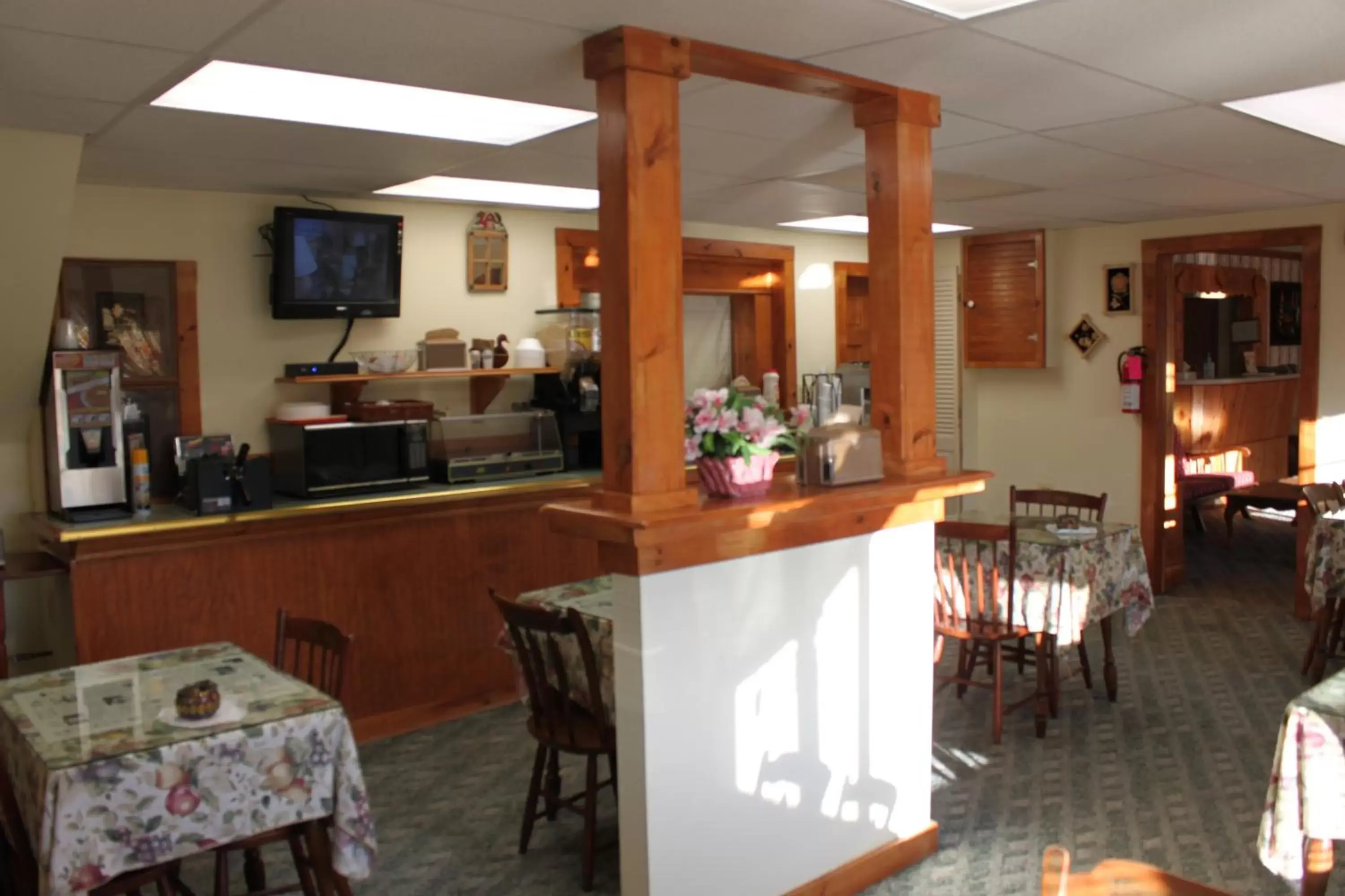 Continental breakfast, Lounge/Bar in Four Winds Country Motel